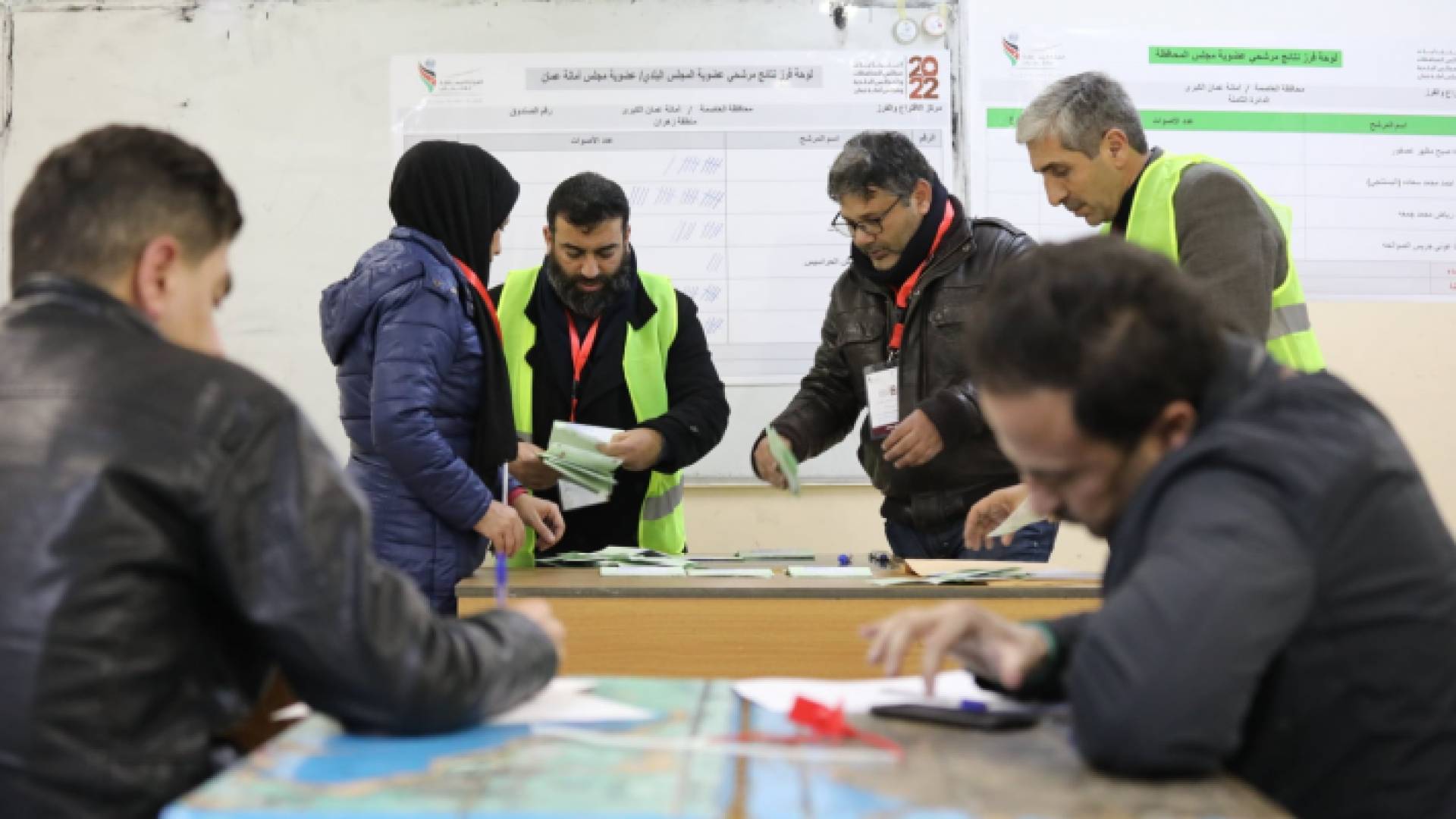 جانب من عمليات فرز الأصوات