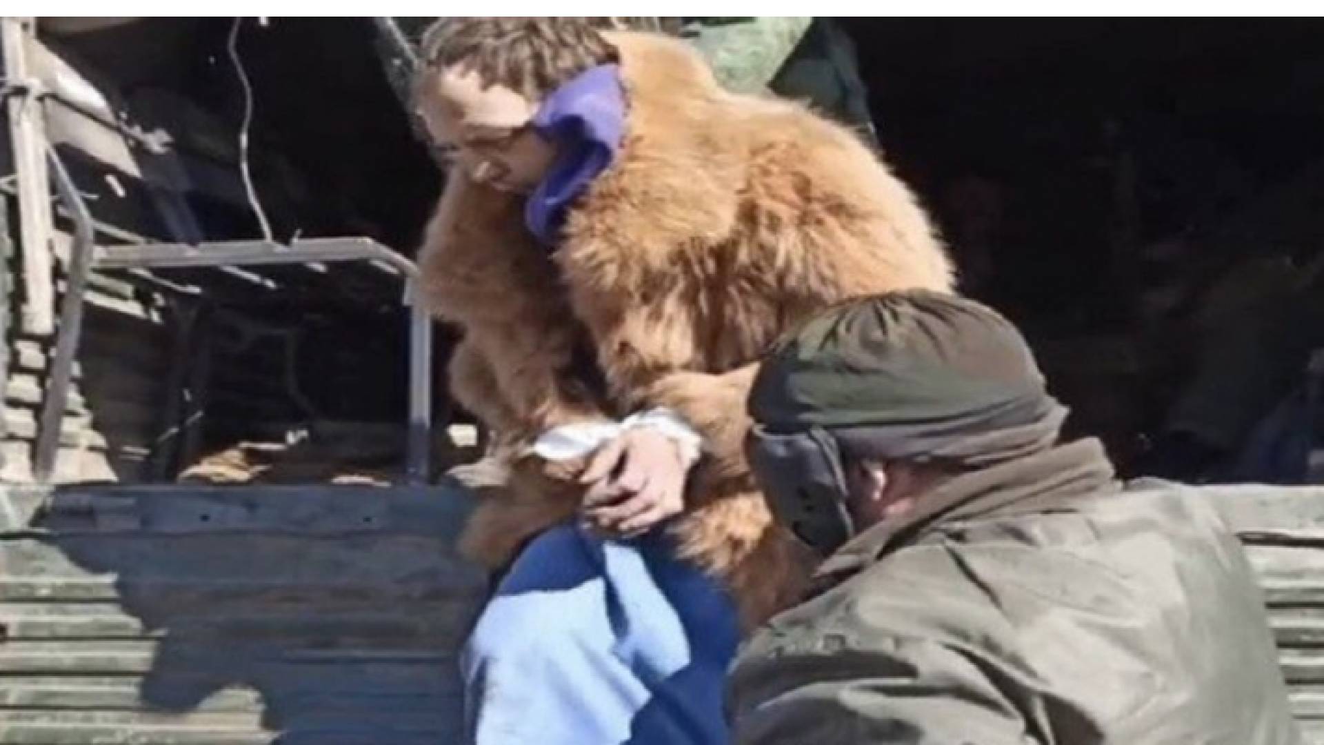 عنصر من القوات الأوكرانية أثناء تنكره