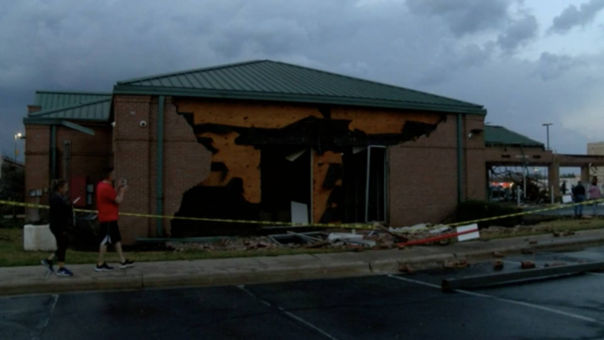 تحطم منزل جراء الإعصار