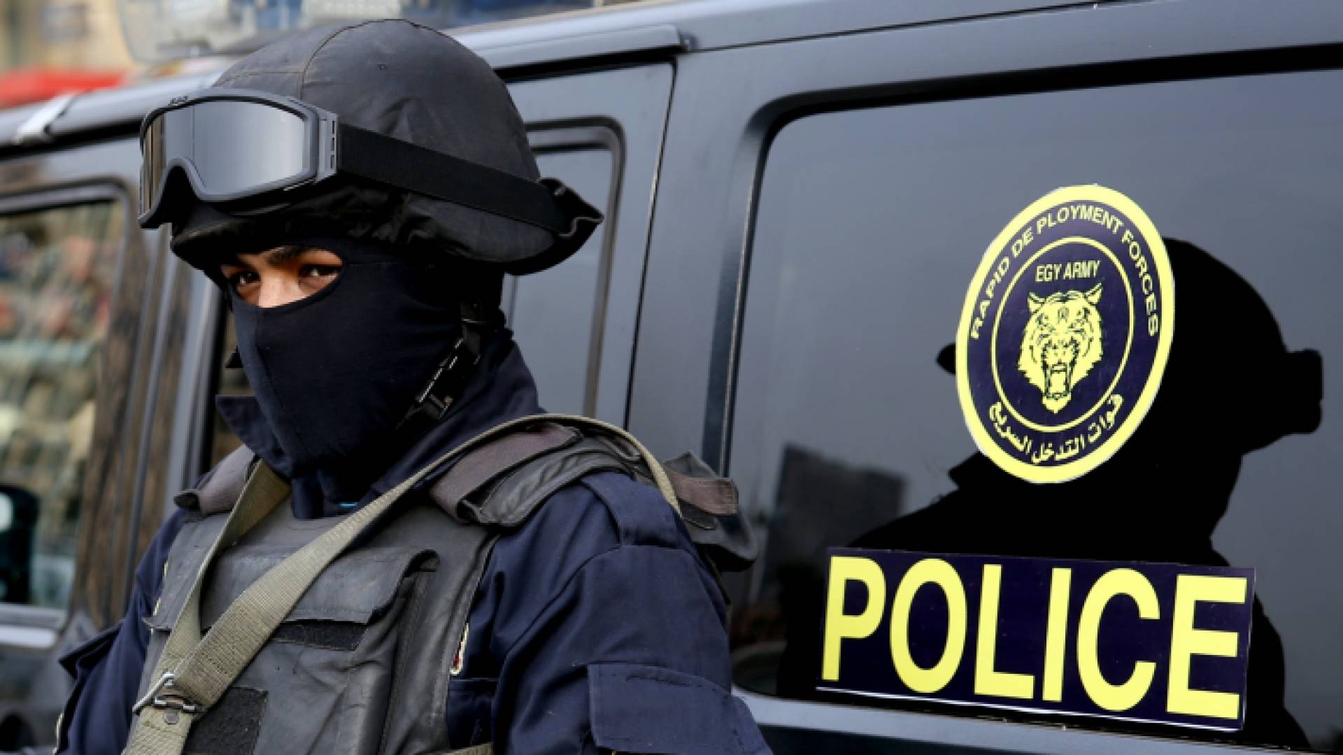 أحد العناصر الأمنية المصرية