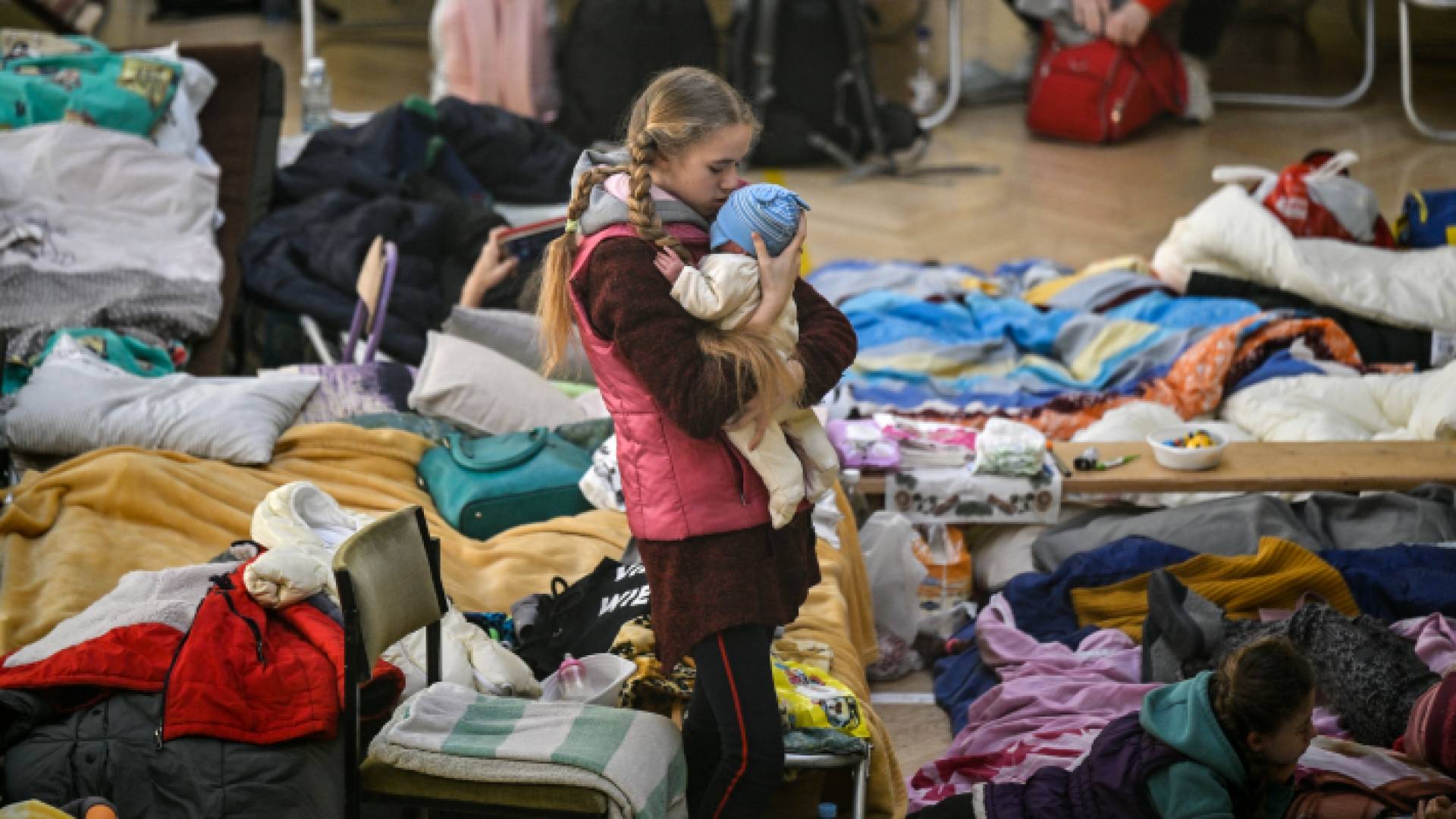 فتاة أوكرانية نازحة إلى بولندا بسبب الحرب