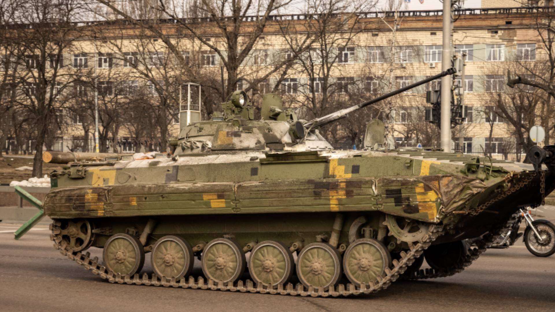 دبابة أوكرانية تسير في أحد شوارع العاصمة كييف