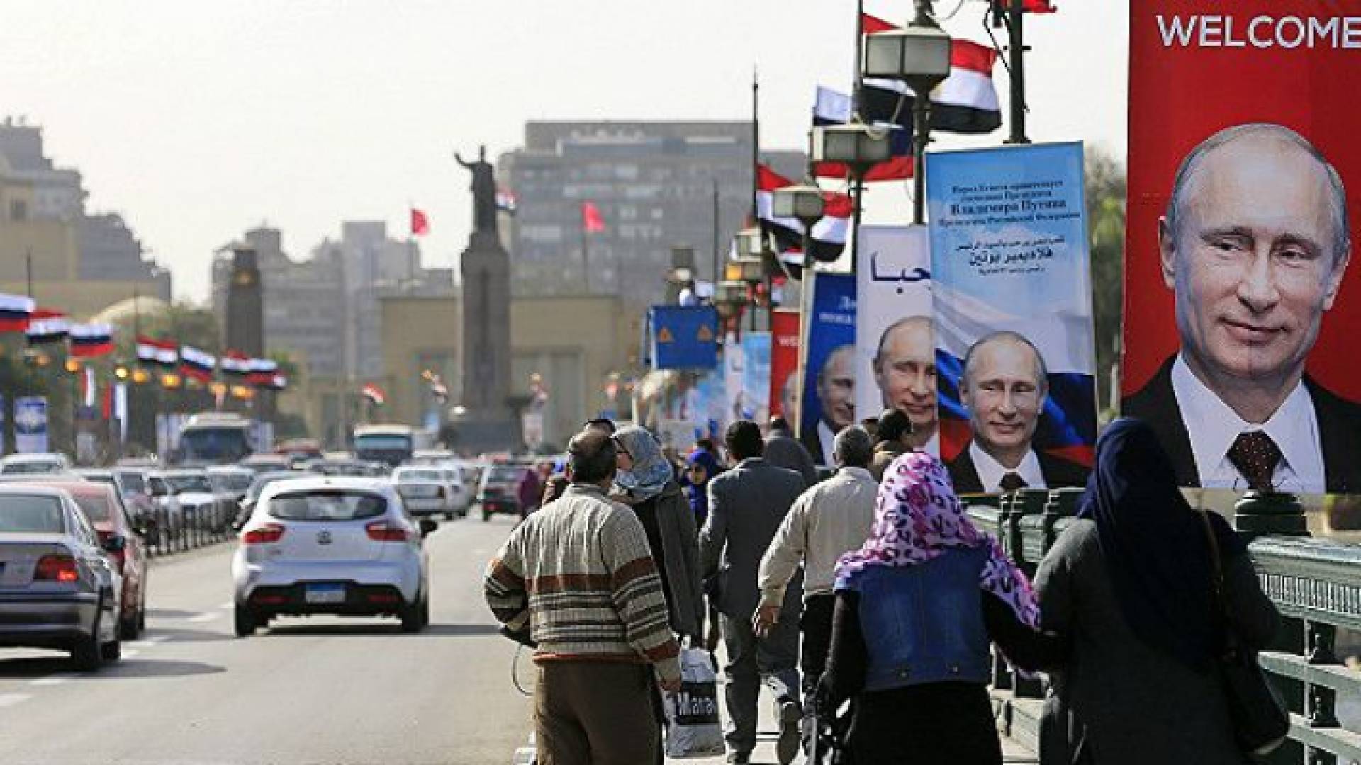 صور للرئيس الروسي فلاديمير بوتين في أحد شوارع القاهرة على وقع زيارة سابقة