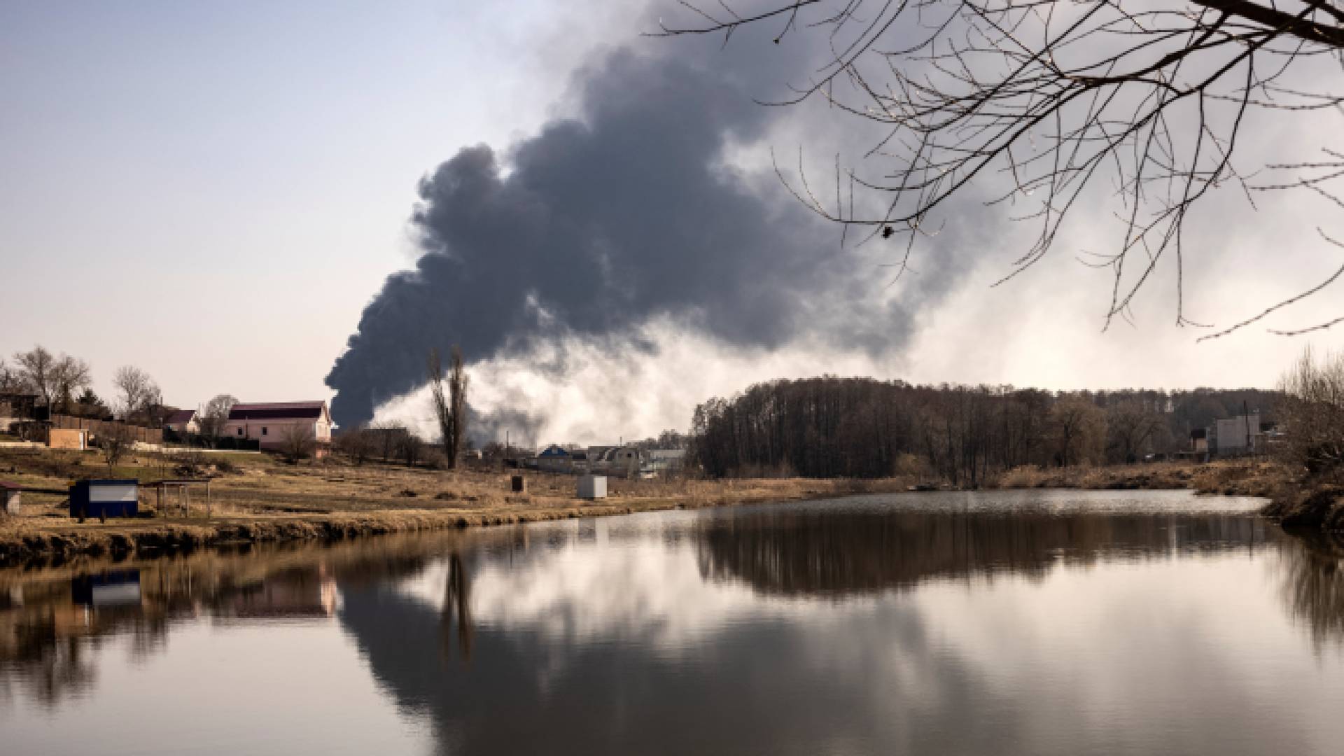 الدخان يتصاعد بعد الهجمات على منشأة لتخزين الوقود في مدينة كالينيفك - AFP