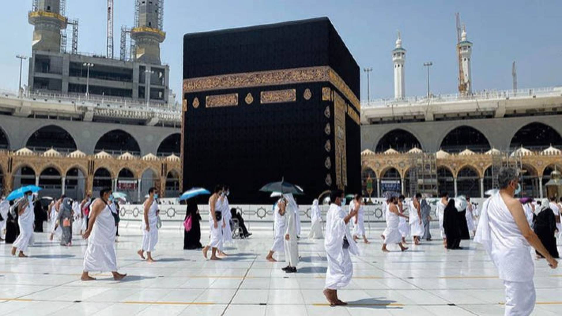 "الأزهر" يعلق على قرار السعودية السماح للمرأة بالعمرة دون محرم