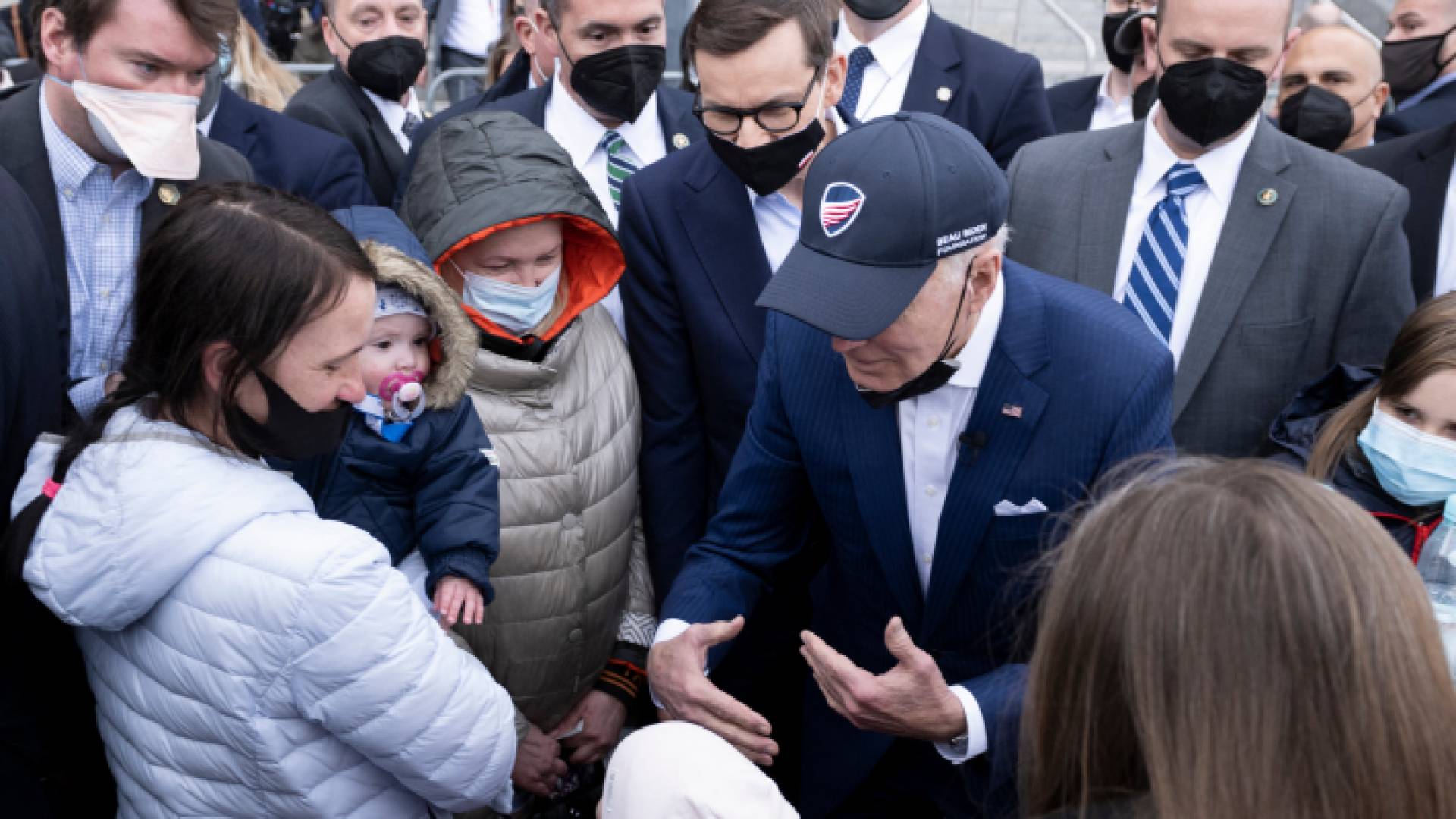 بايدن خلال لقائه لاجئين أوكرانيين