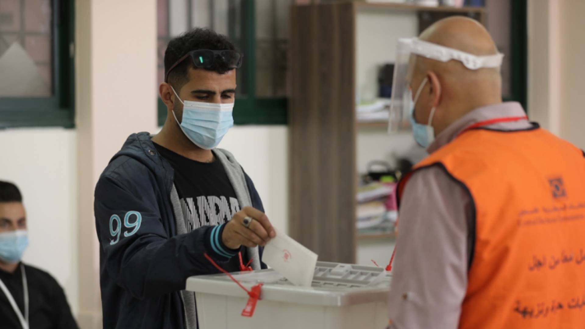 الفلسطينيون يدلون بأصواتهم في المرحلة الثانية من الانتخابات المحلية