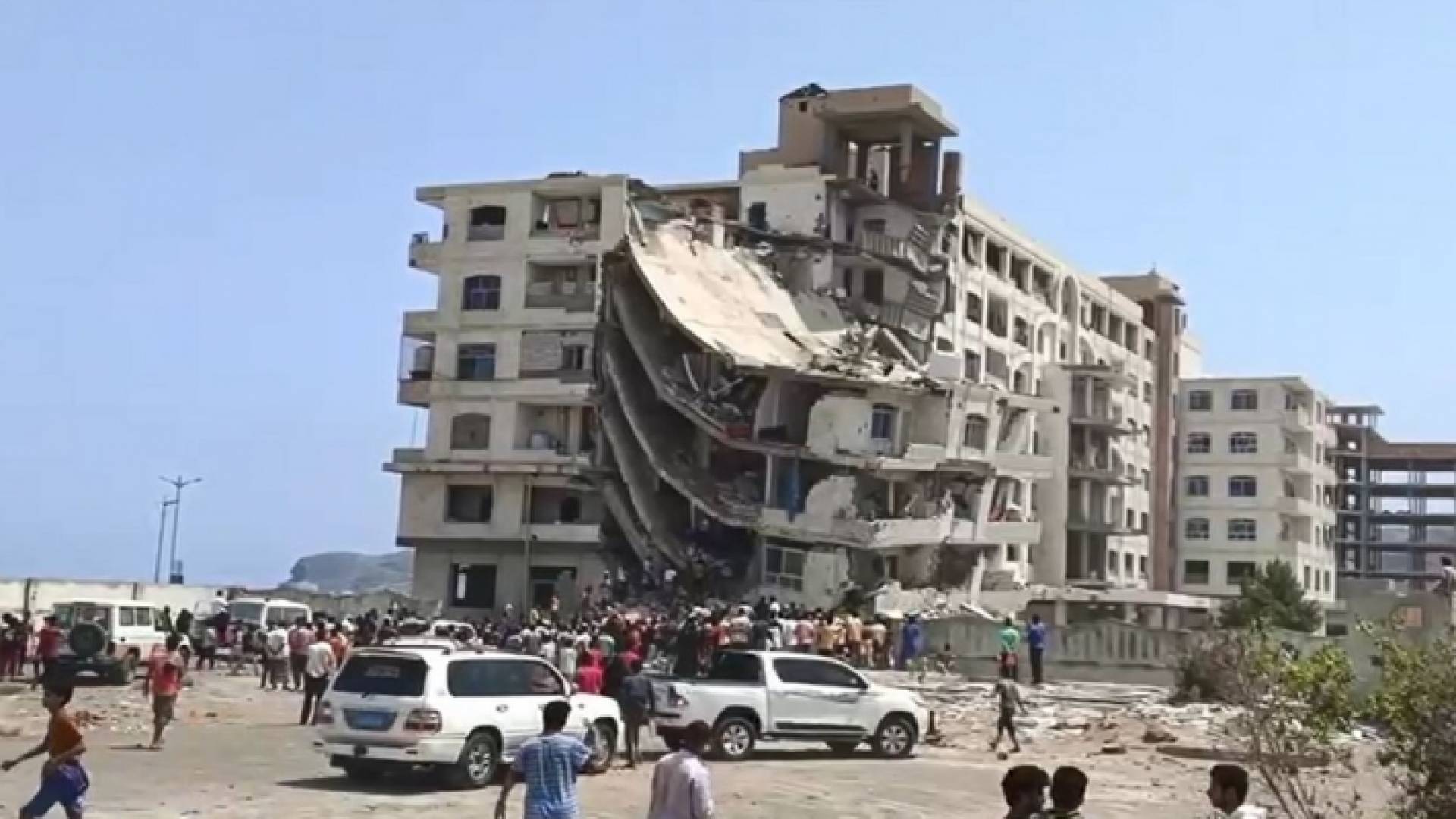 المبنى السكني الذي تعرض للانهيار