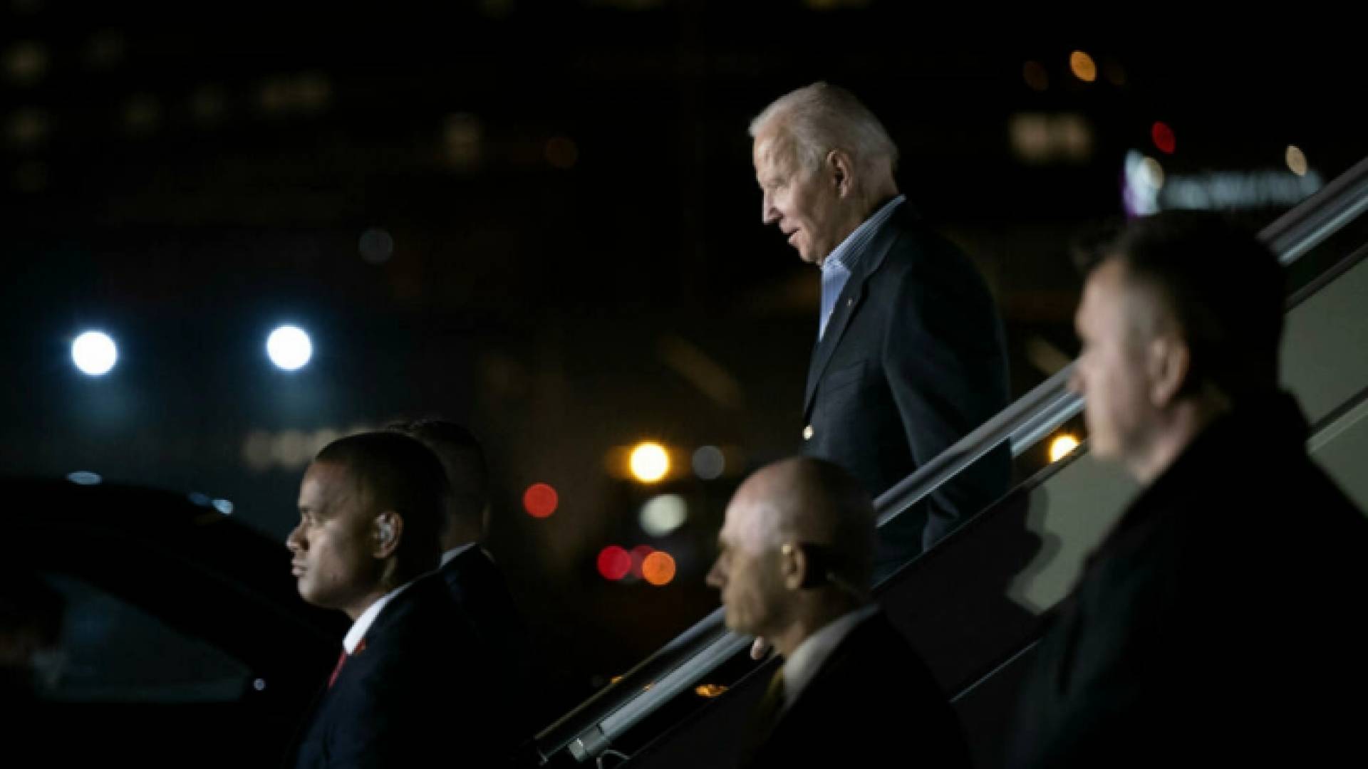 الرئيس الأمريكي جو بايدن يصل إلى مطار وارسو في زيارة لبولندا في 25 آذار