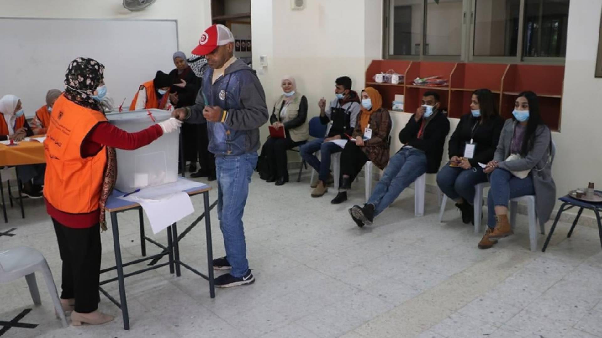 صور من أحد مراكز الاقتراع للمرحلة الثانية من الانتخابات المحلية في مدينة أريحا.