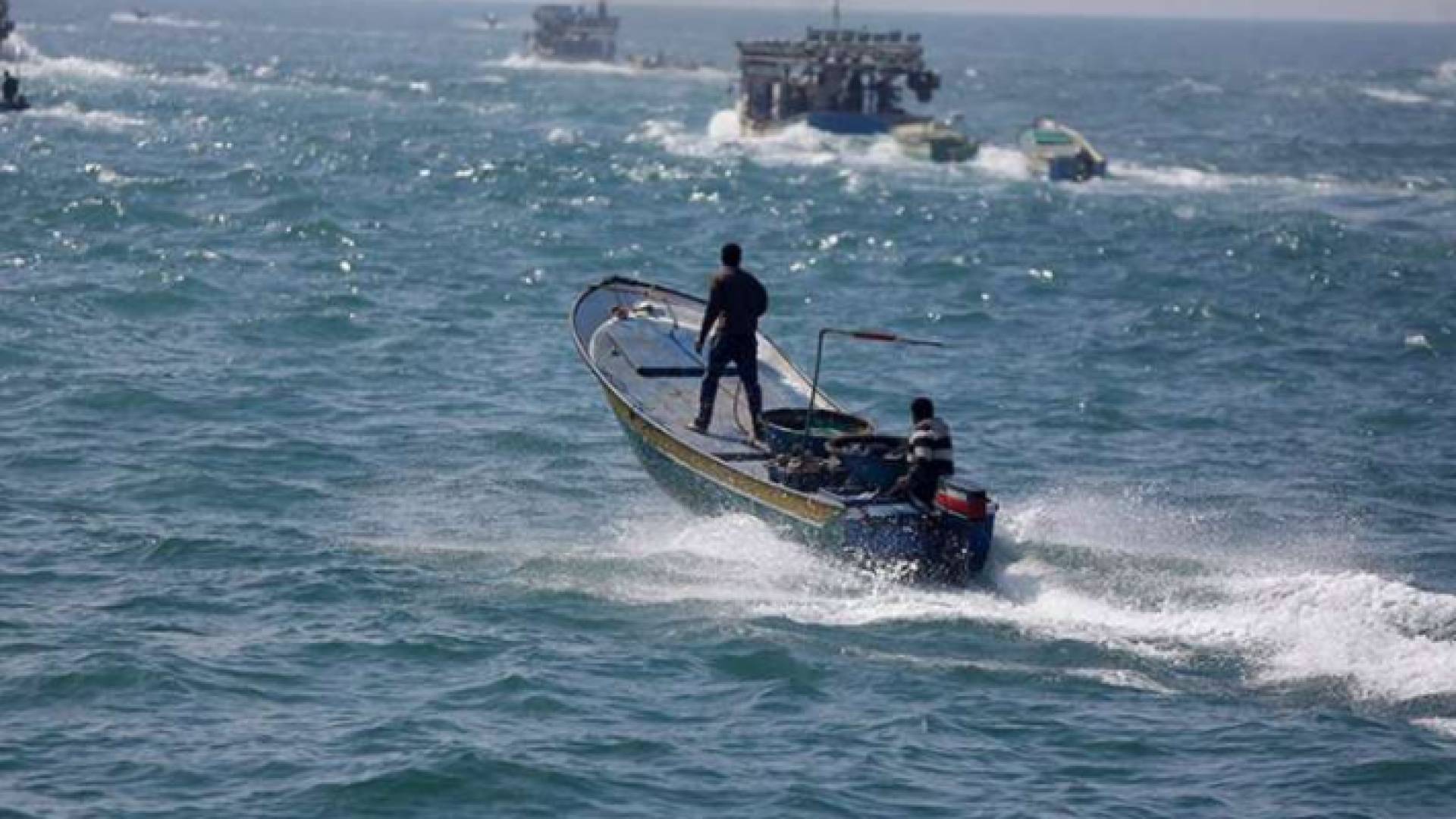 زورق في بحر غزة