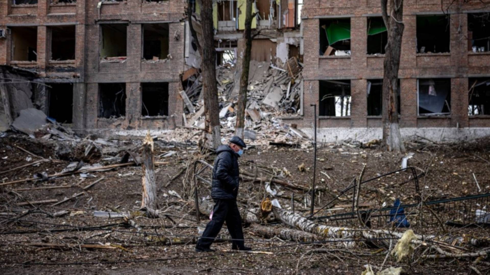 رجل يمشي وسط الدمار الذي خلفه القصف الروسي على أوكرانيا