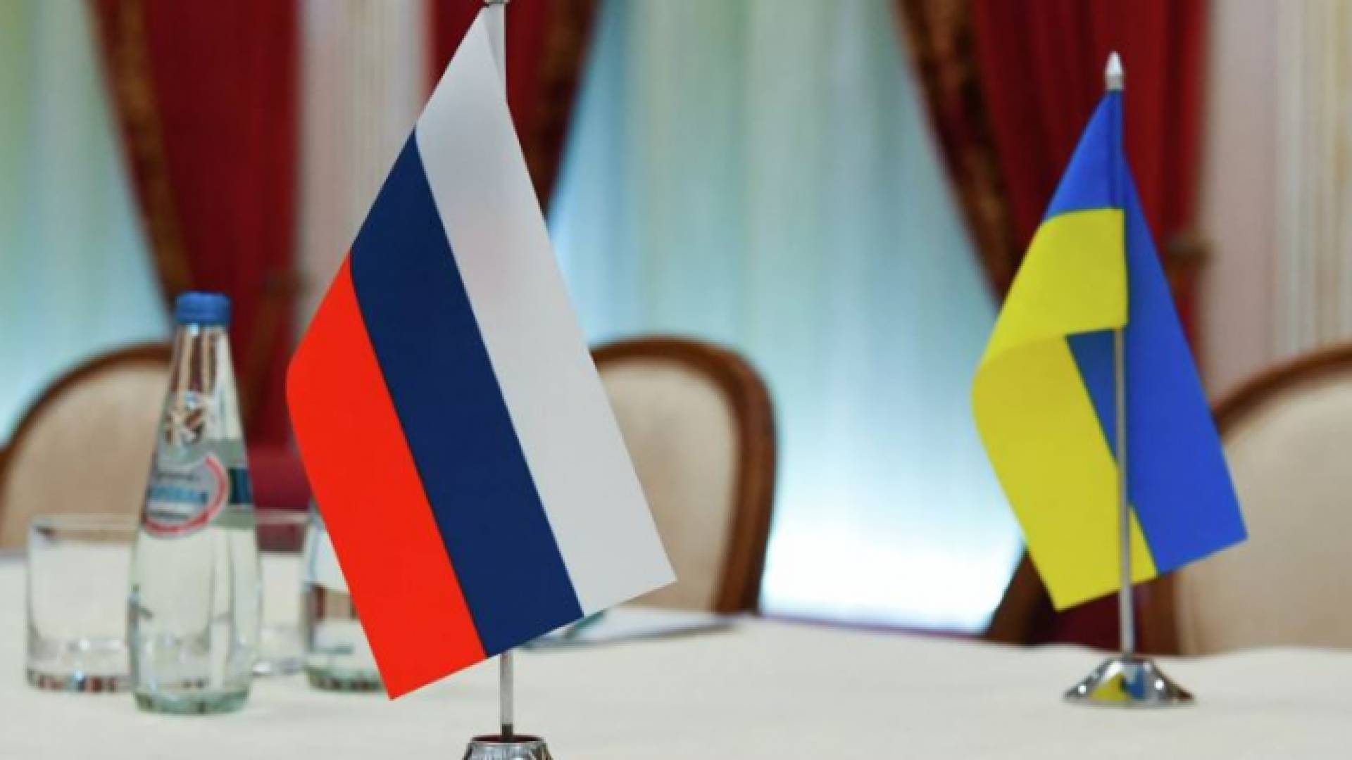 علما اوكرانيا وروسيا