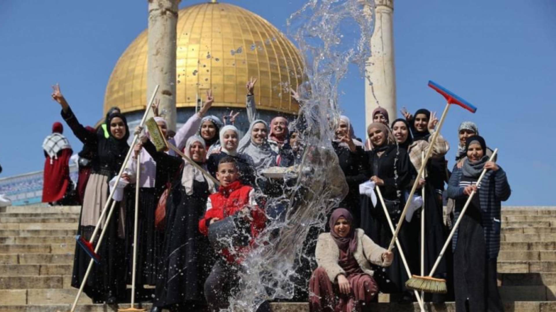 ببهجة وسرور.. أعمال تنظيف لباحات المسجد الأقصى لاستقبال شهر رمضان المبارك