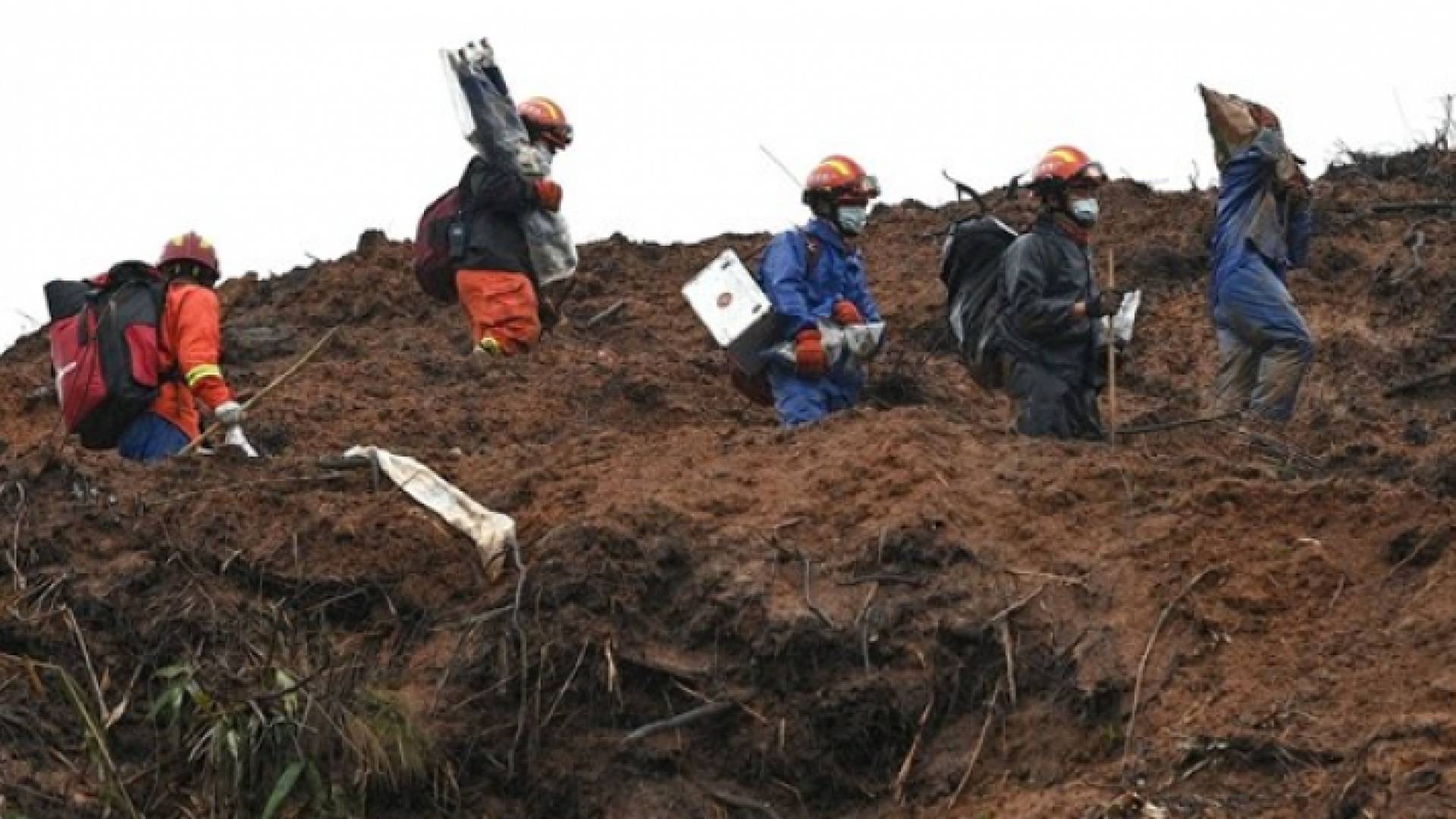 العثور على ثاني صندوق أسود للطائرة الصينية المنكوبة