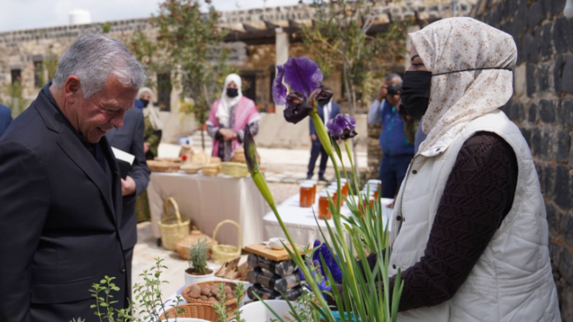 الملك يزور منطقة أم قيس ويسير في "درب الأردن"