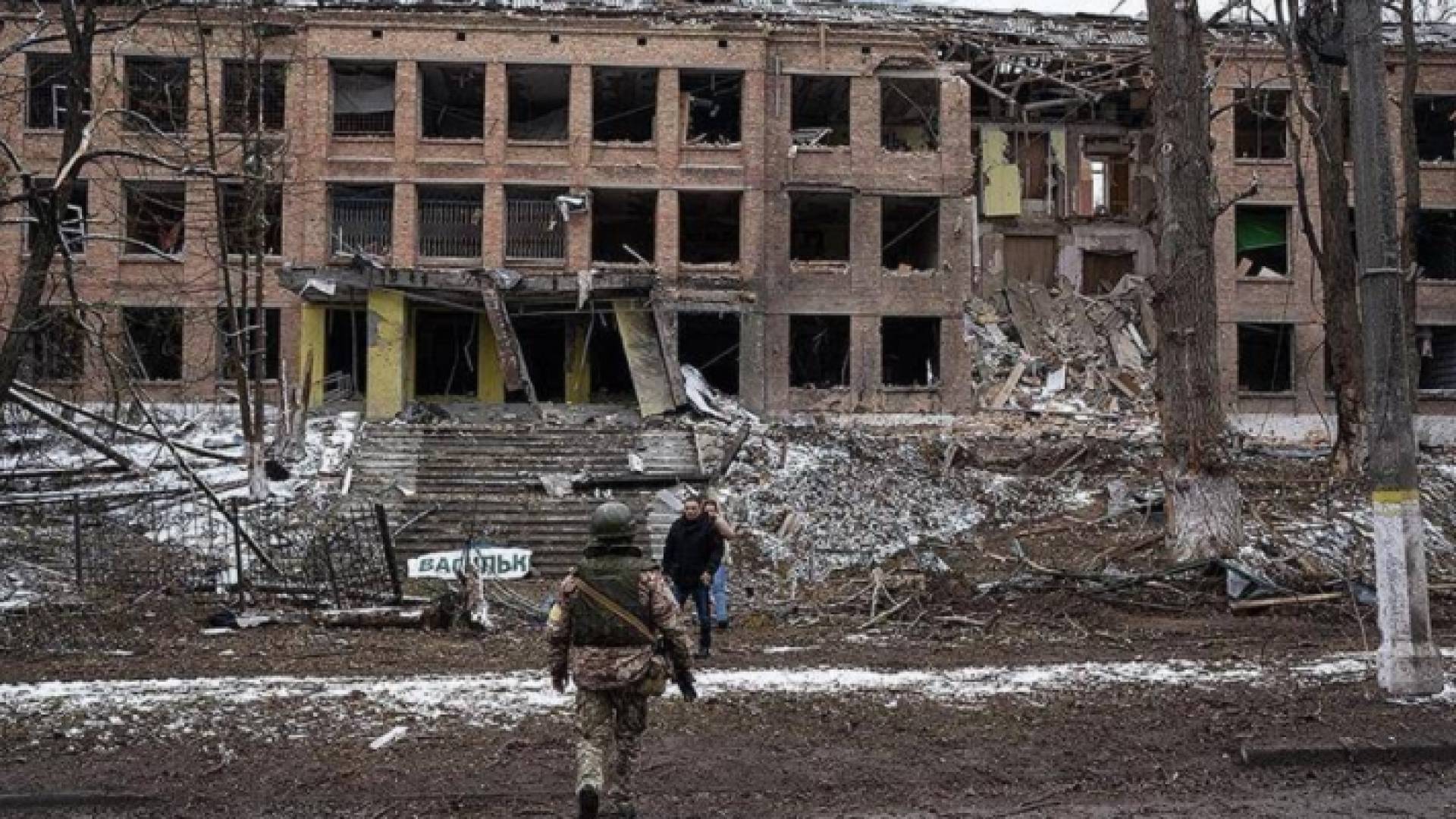 دمار في إحدى المدن الأوكرانية