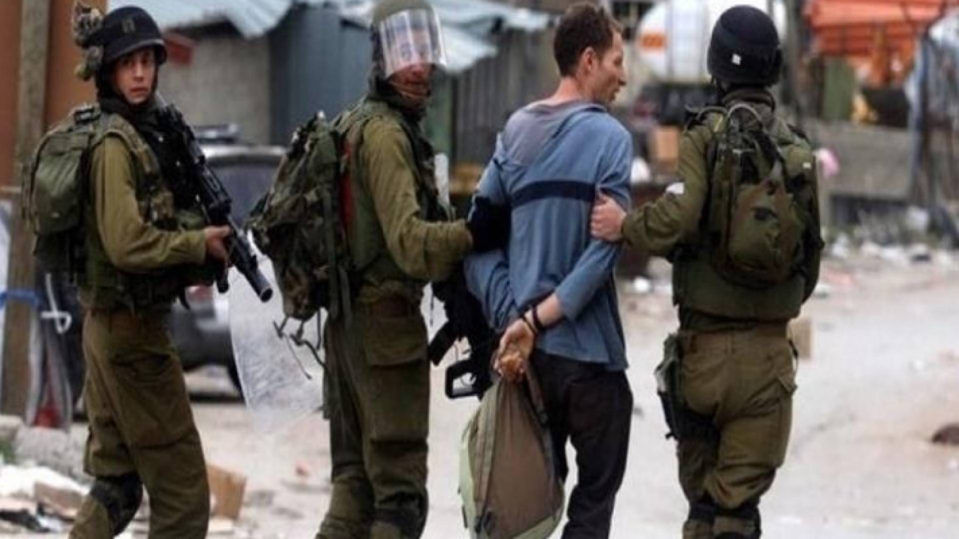 الاحتلال يعتقل فلسطينيا - أرشيفية