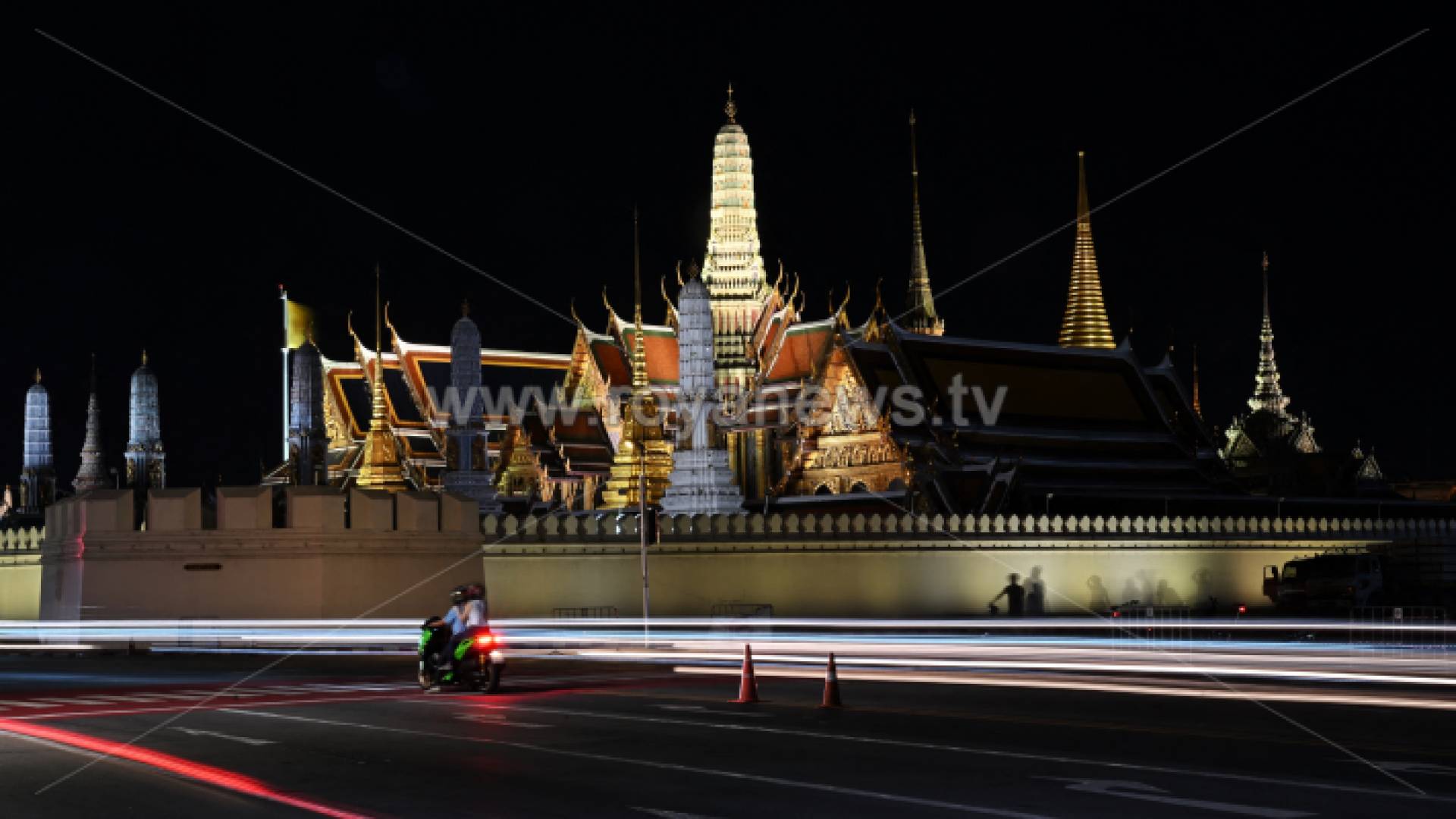 منظر عام للقصر الكبير بعد إطفاء الأنوار لإحياء ذكرى ساعة الأرض السنوية في بانكوك