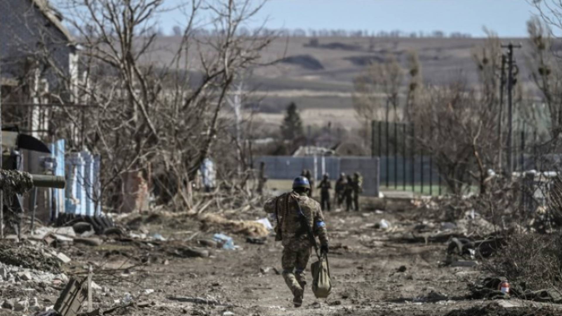 دمار في إحدى المدن الأوكرانية