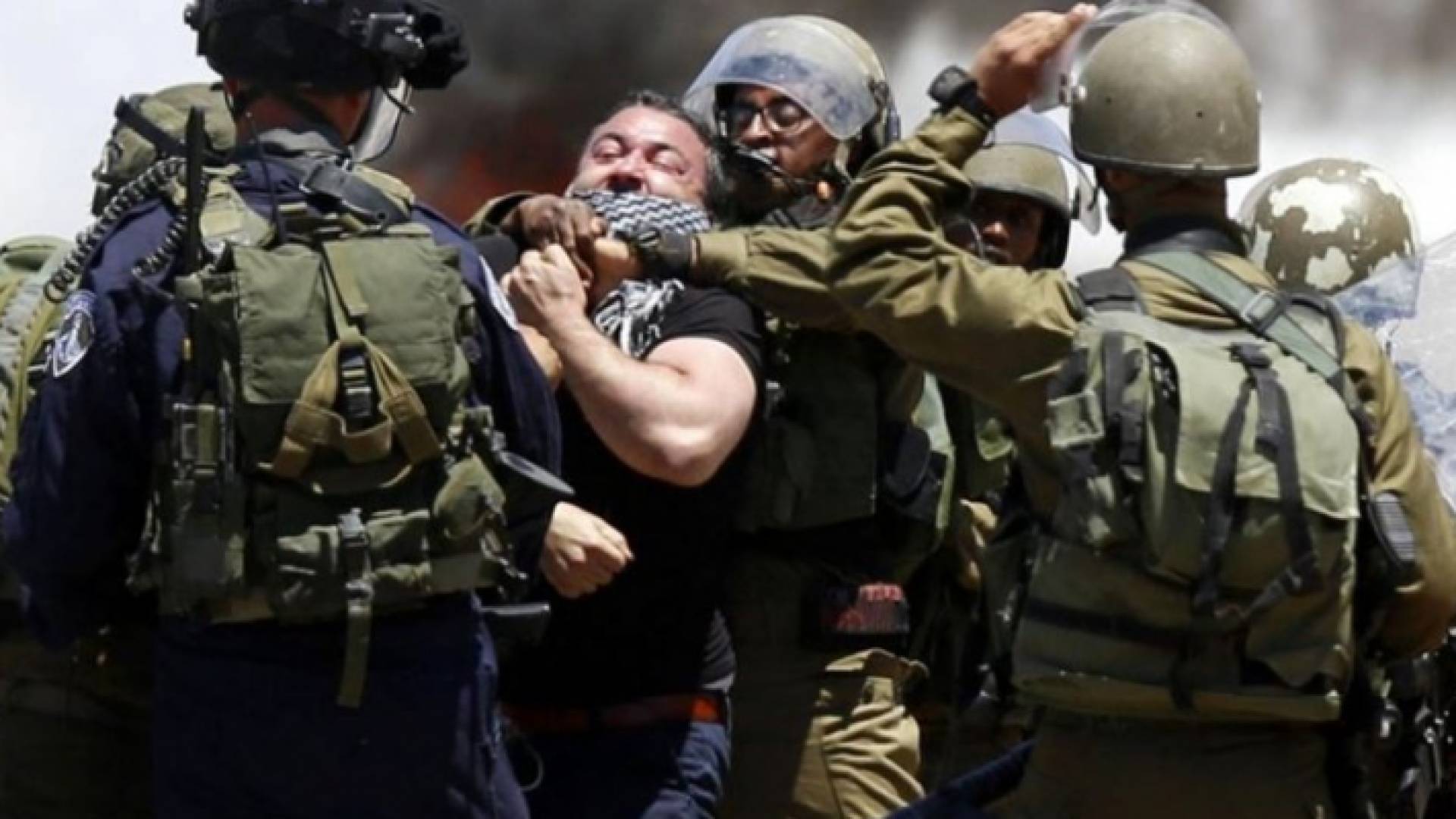 الاحتلال يعتقل فلسطينيا - أرشيفية