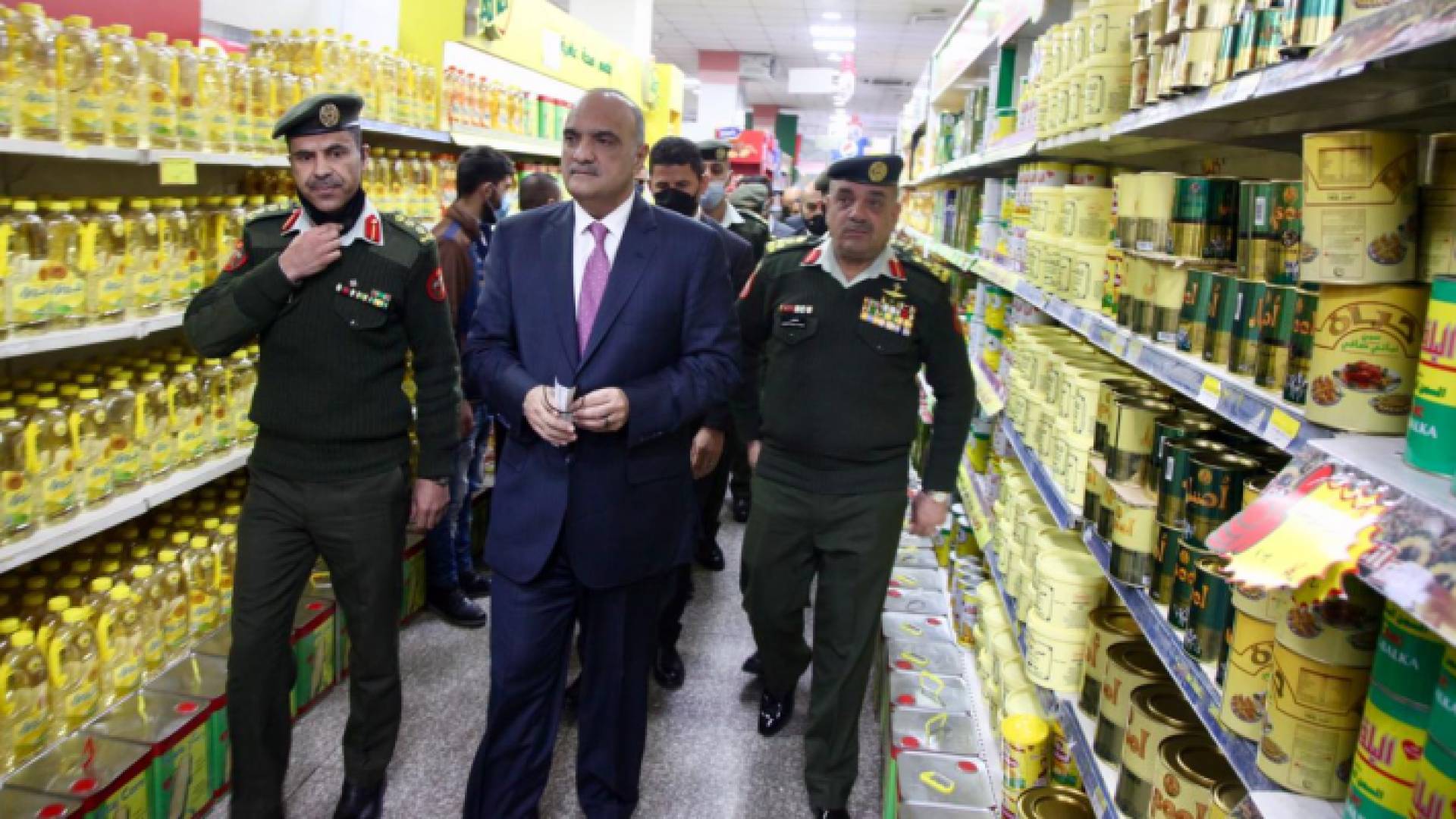 جانب من جولة رئيس الوزراء بشر الخصاونة