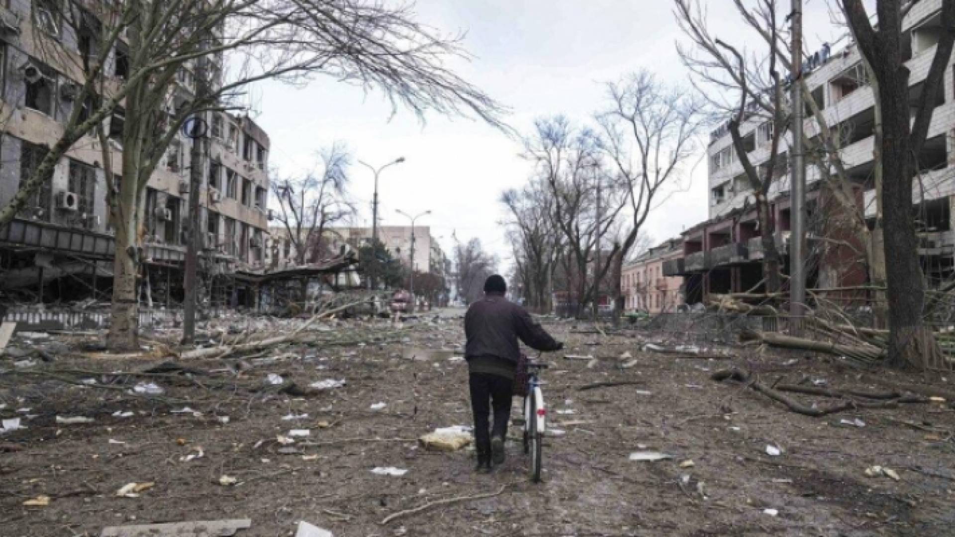 دمار خلفه القصف الروسي على إحدى المدن الأوكرانية