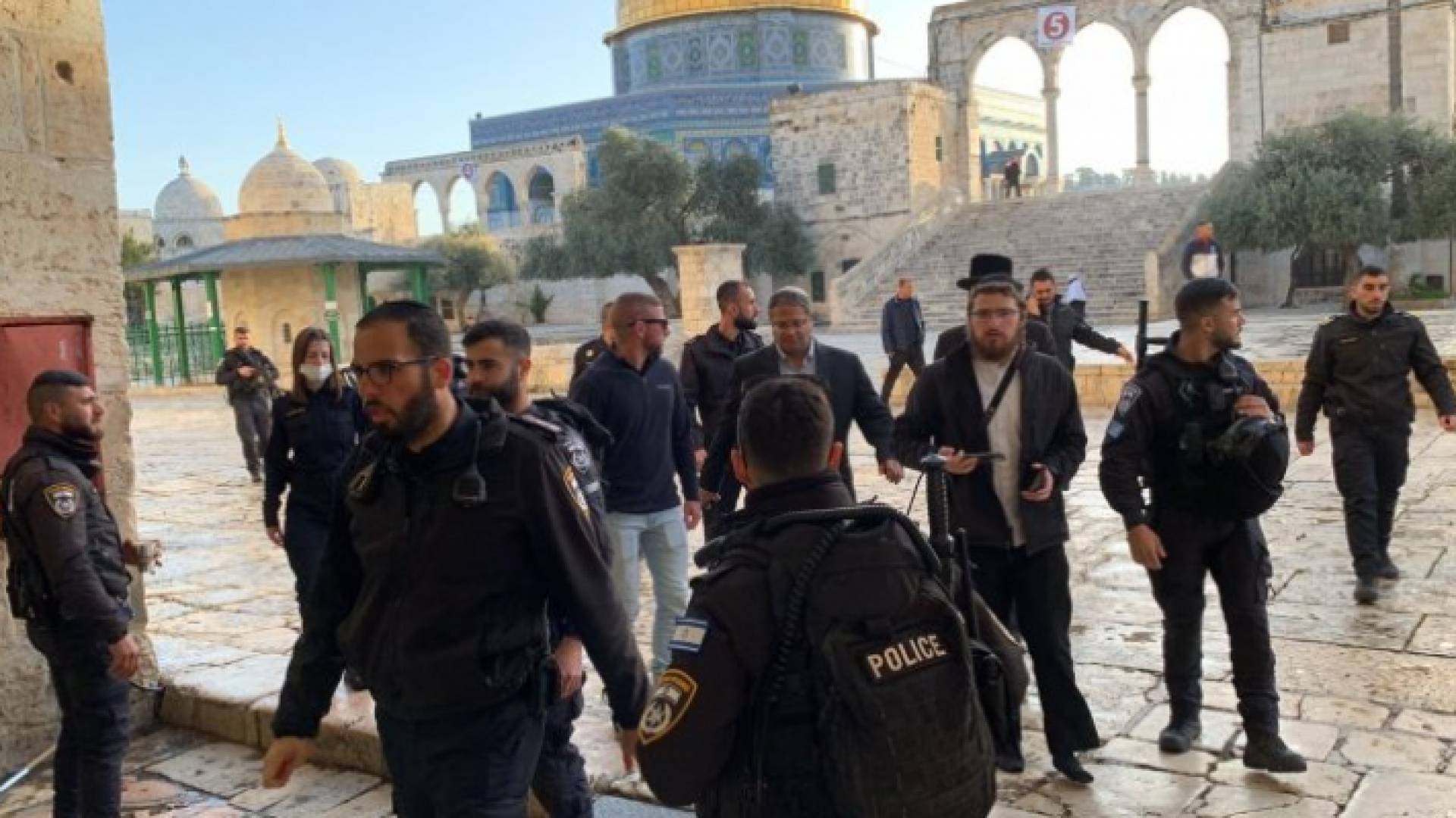 لحظة اقتحام عضو كنيست الاحتلال الإسرائيلي المتطرف إيتمار بن غفير باحات المسجد الأقصى المبارك