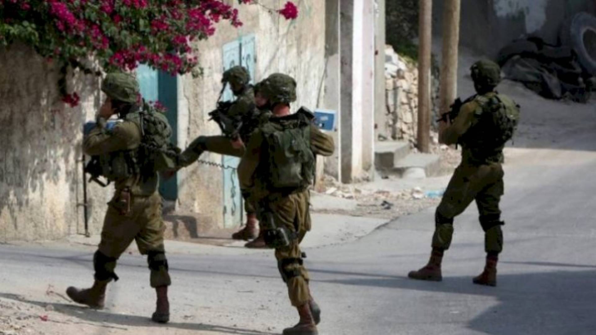 قوات الاحتلال تقتحم منزل ذوي الشهيد ضياء حمارشة وتعتدي على أسرته - ارشيفية