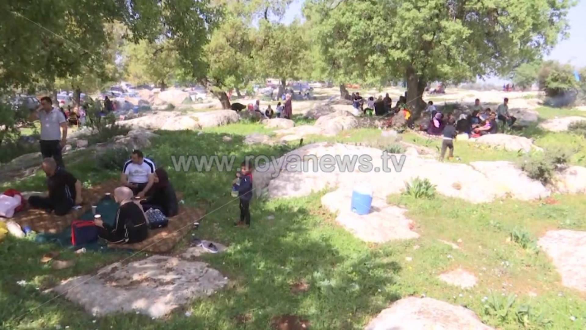 آلاف الأسر تستثمر الأجواء الدافئة للتنزه والاستمتاع بالمناظر الطبيعية