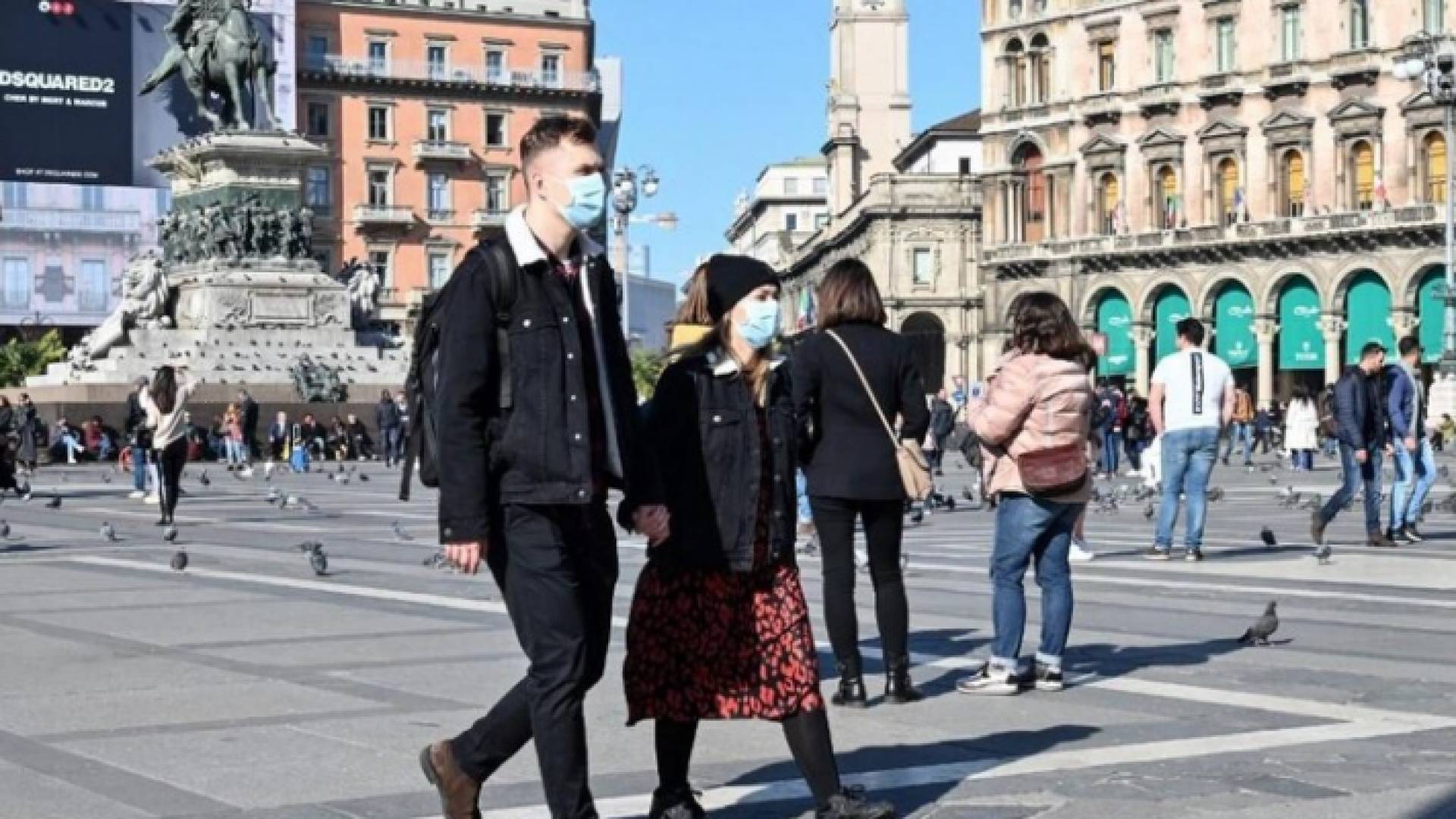 شخصان يرتديان كمامة