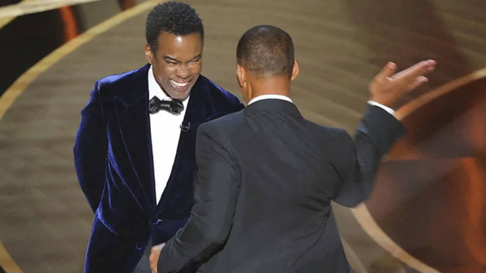 ويل سميث أثناء صفعه كريس روك خلال احتفال توزيع جوائز الأوسكار