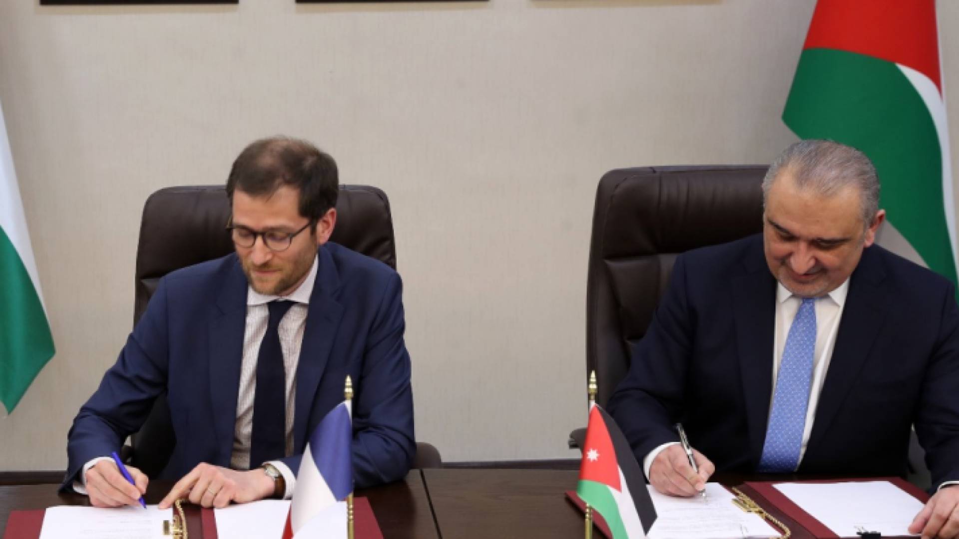 خلال توقيع الاتفاقية