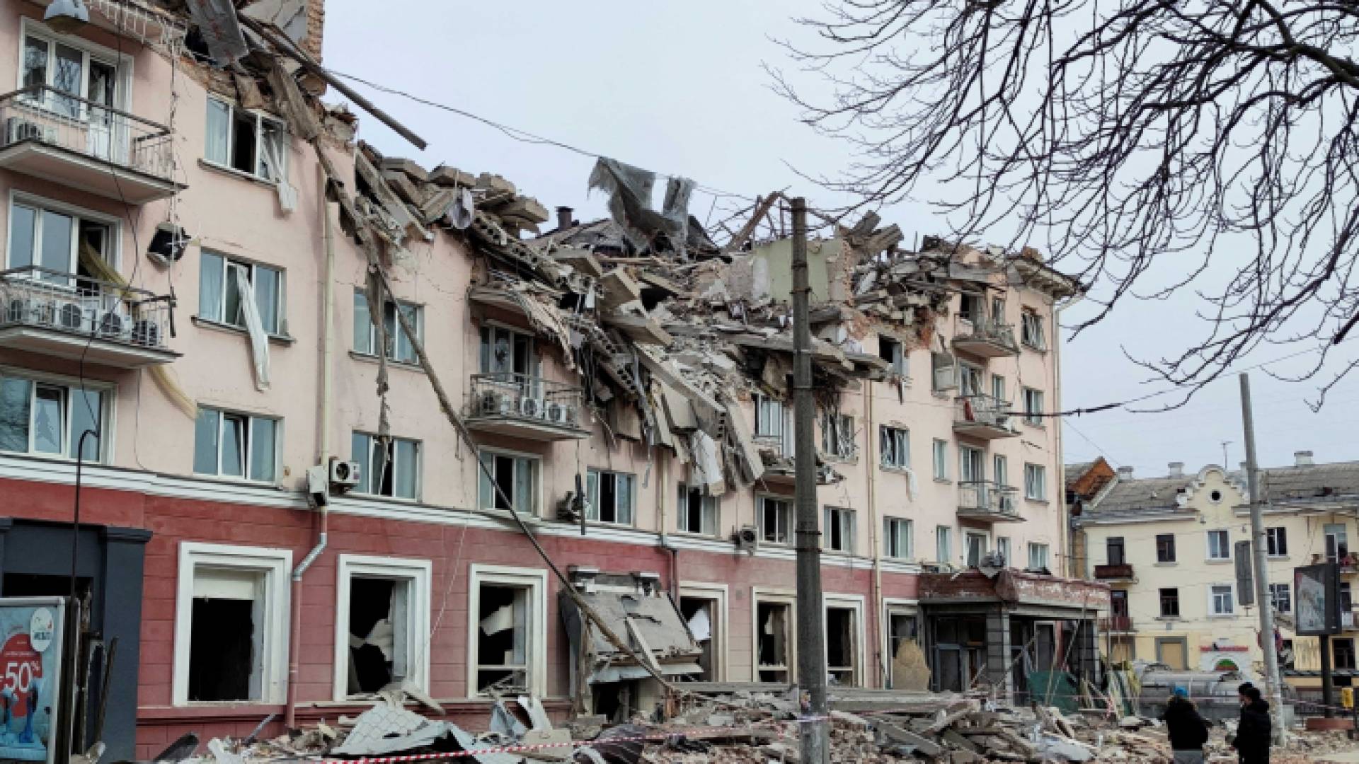 دمار خلفه القصف الروسي على إحدى المدن الأوكرانية