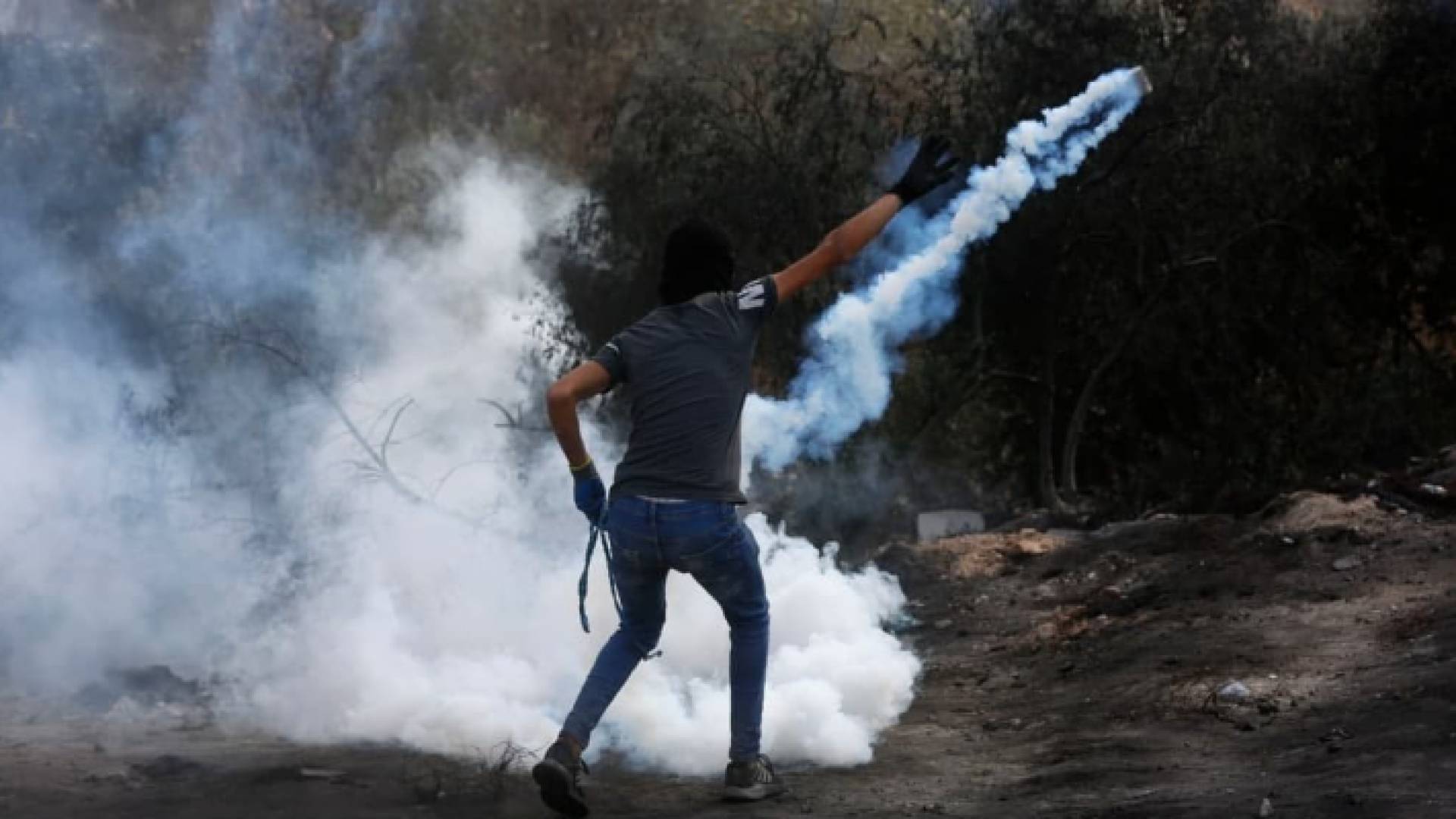 فلسطيني خلال مواجهته الاحتلال - أرشيفية