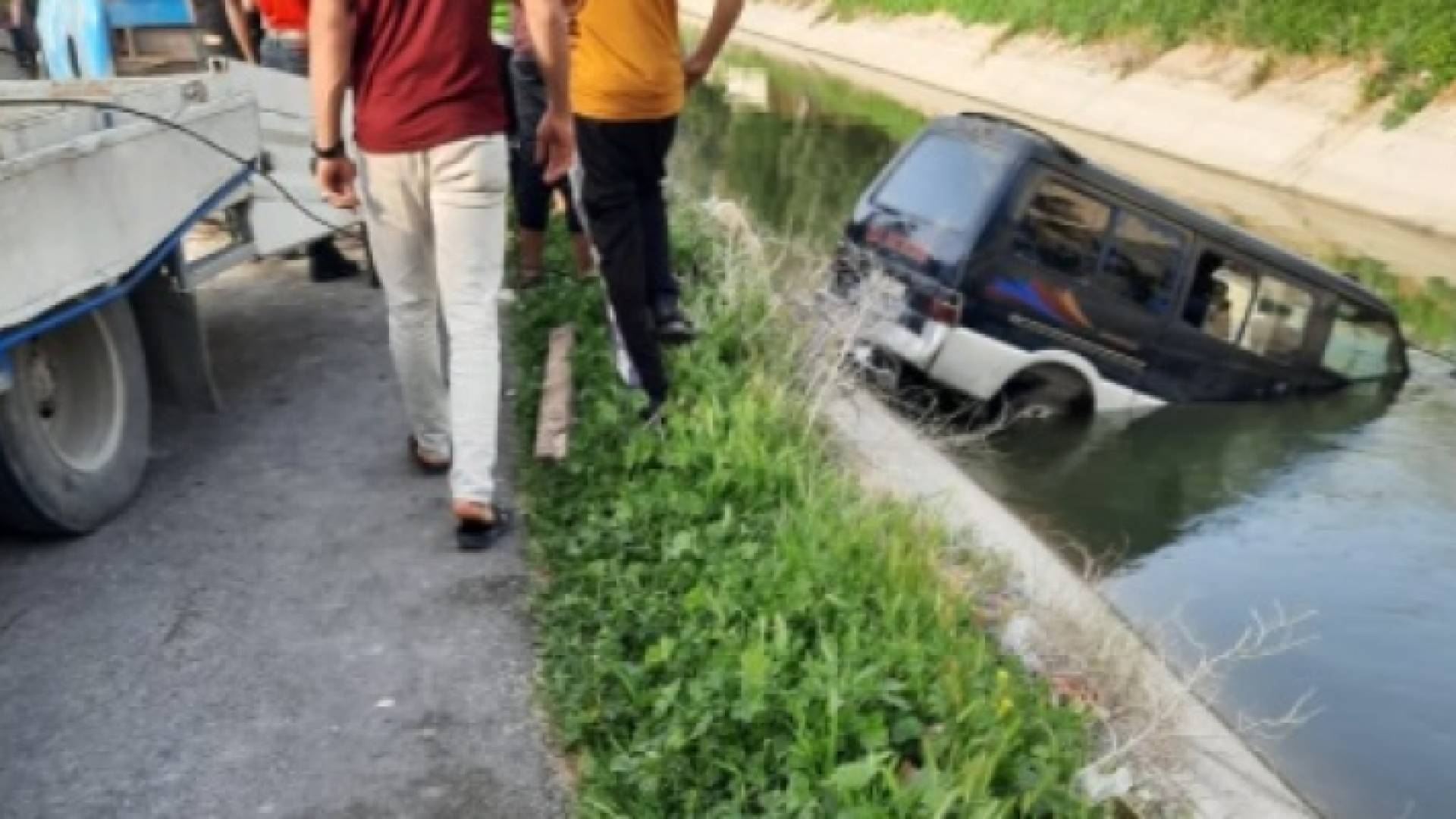 انتشال مركبة سقطت في قناة الملك عبد الله دون وقوع إصابات