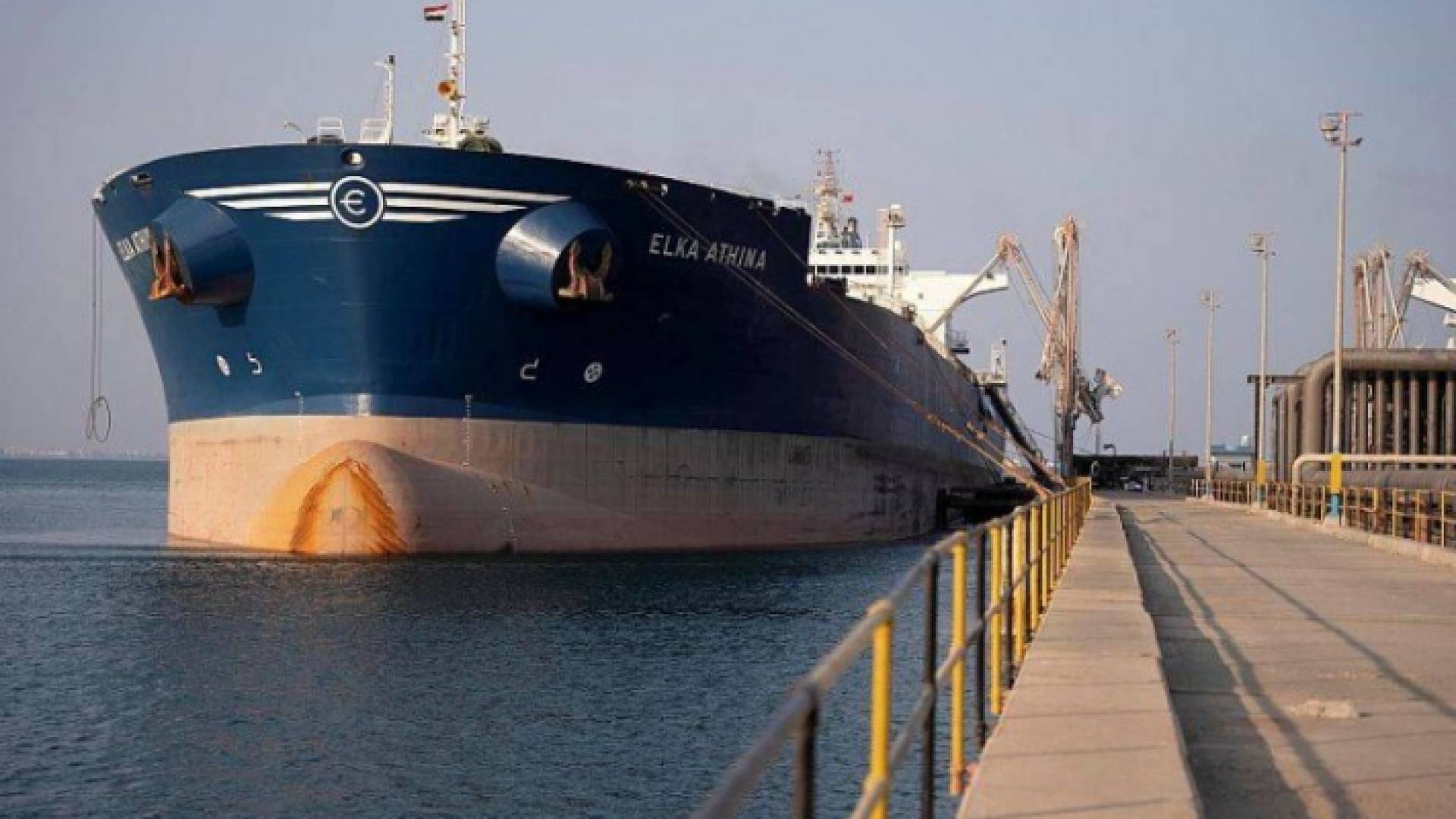 باخرة محملة بالمساعدات