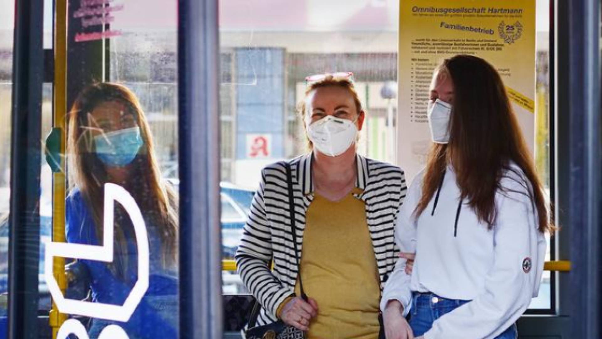 ألمانيا .. توصية باستمرار ارتداء الكمامات في القاعات المغلقة