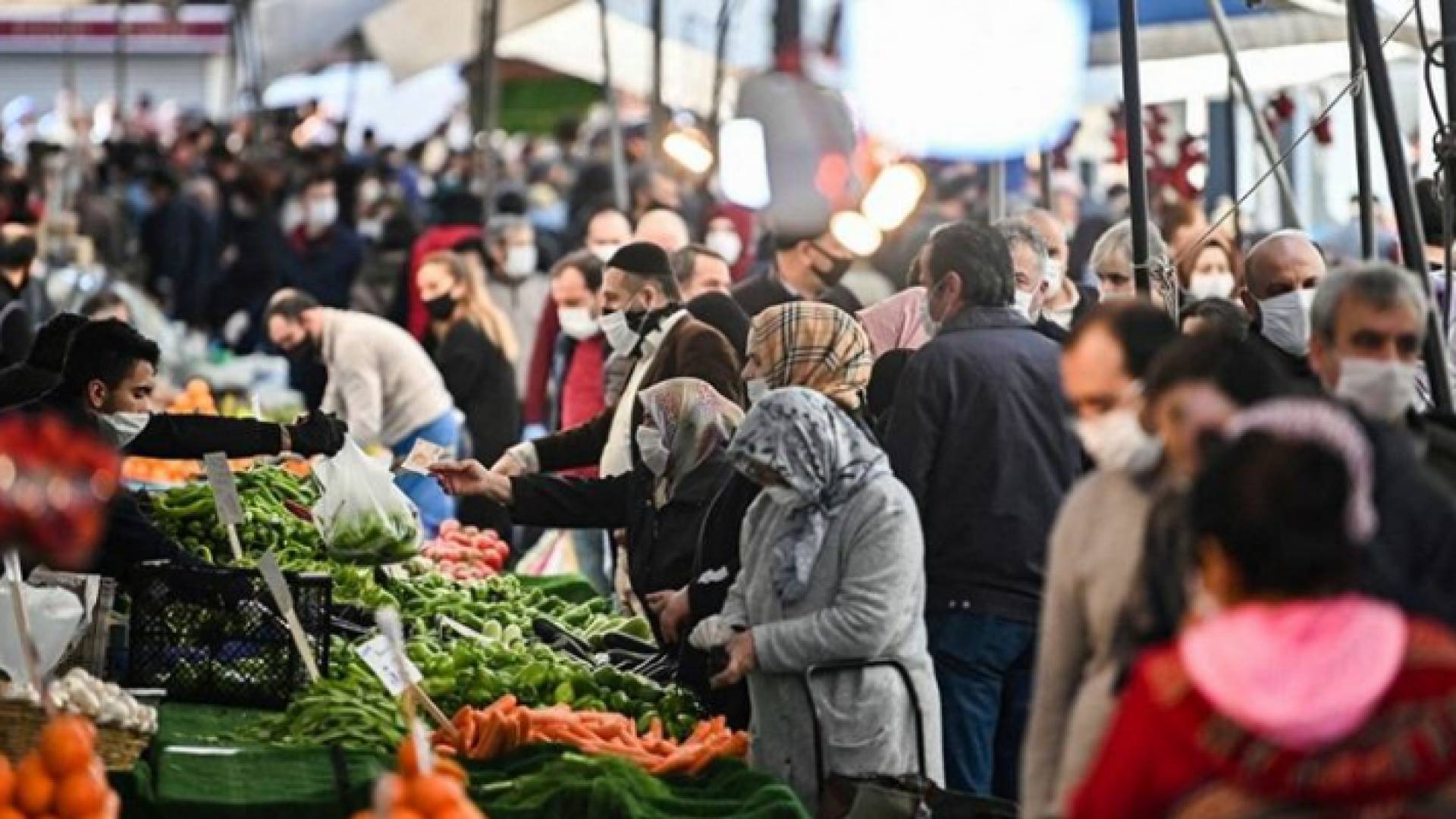 مواطنون أتراك في أحد الأسواق المحلية - أرشيفية