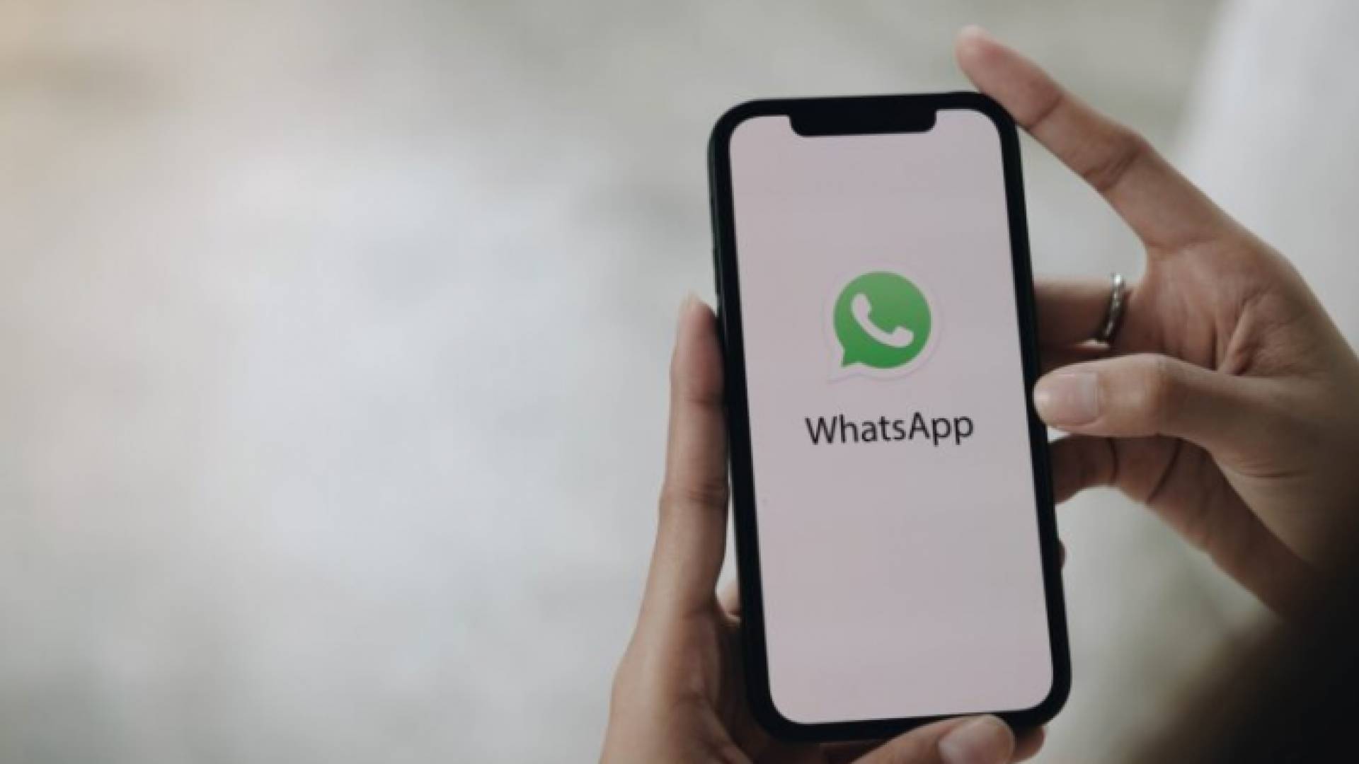 واتساب - تعبيرية