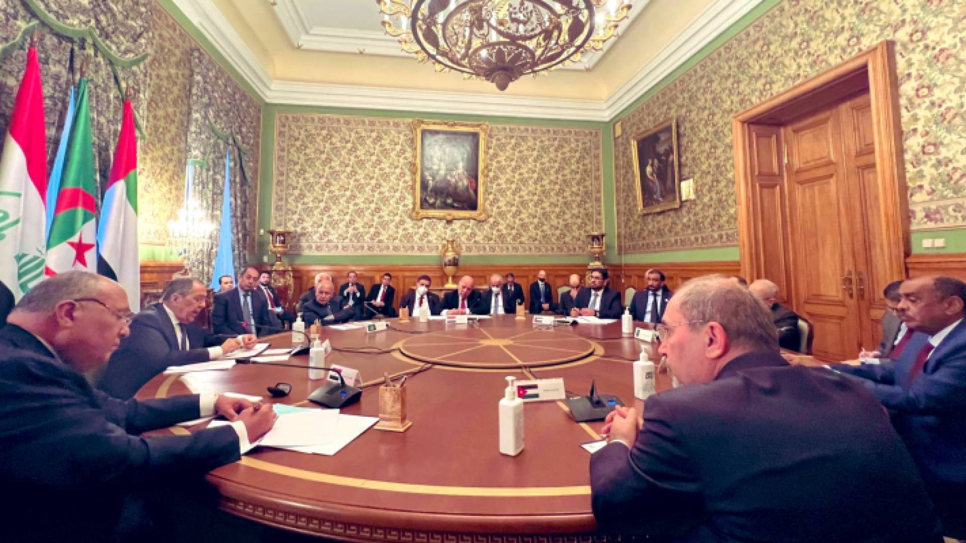 وزير الخارجية أيمن الصفدي (يمين) يشارك في اجتماع عربي مع وزير الخارجية الروسي سيرغي لافروف