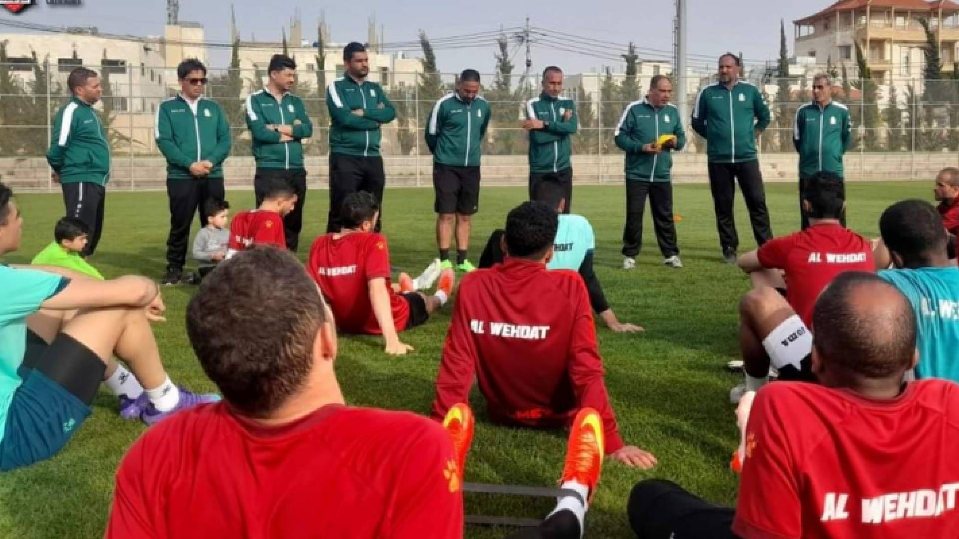 المدير الفني لنادي الوحدات رائد عساف يتحدث مع اللاعبين