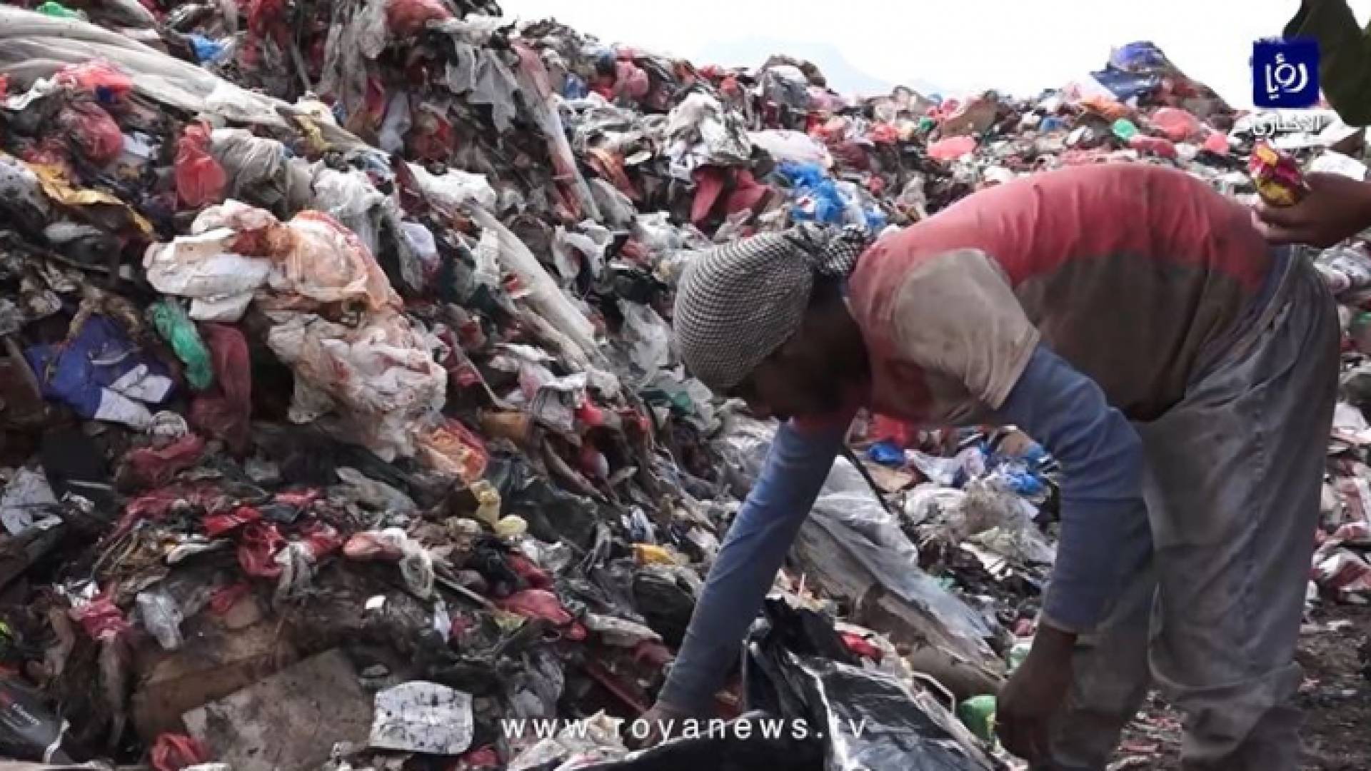 الأوضاع الصعبة في اليمن تدفع الكثيرين في عدن لتجميع البلاستيك بغرض بيعه