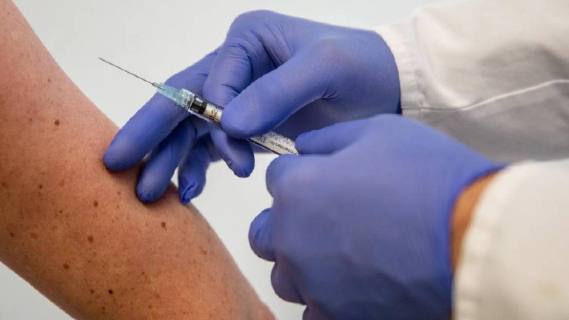 شخص يتلقى لقاح كورونا