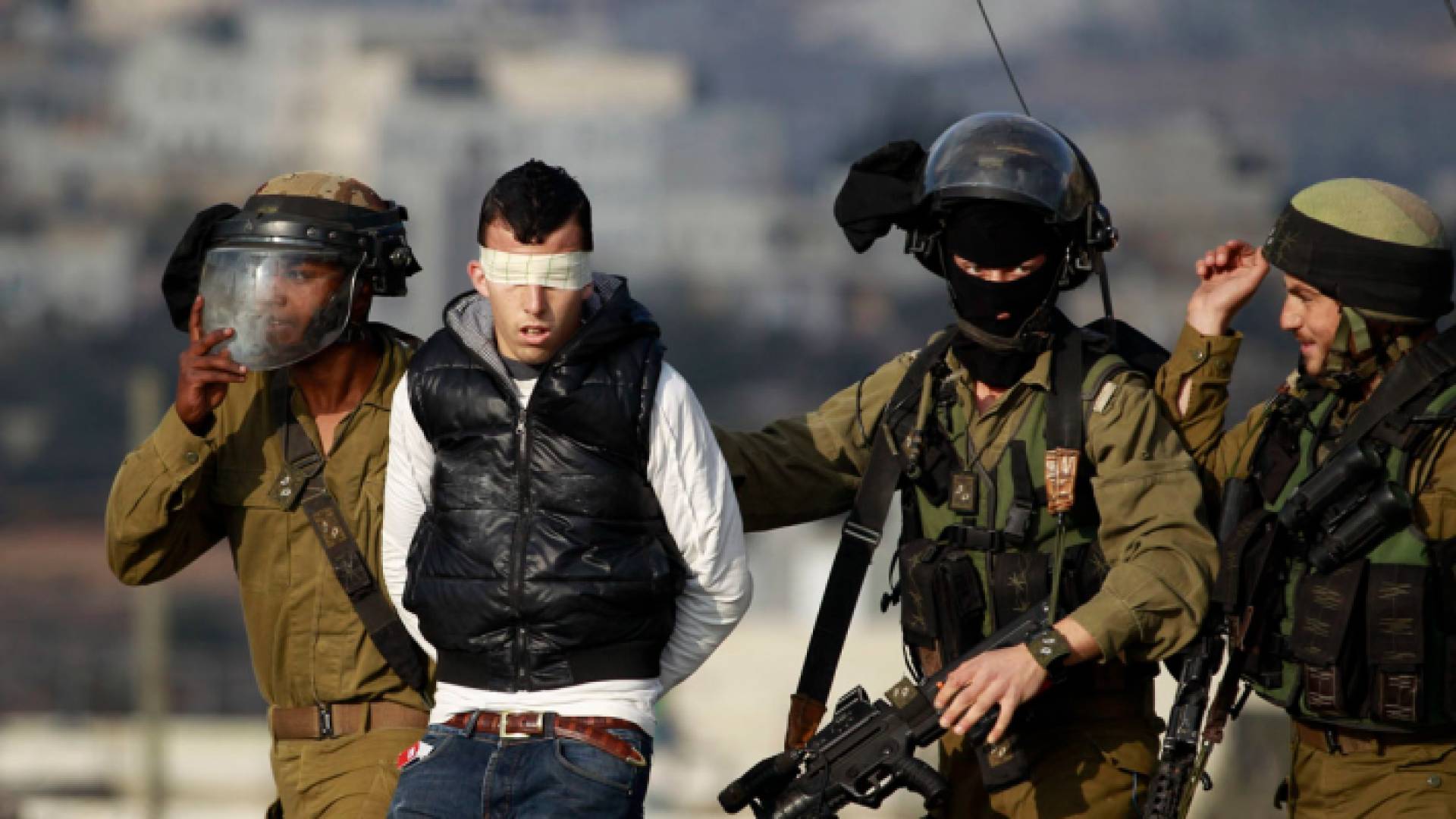 الاحتلال يعتقل فلسطينيا - أرشيفية