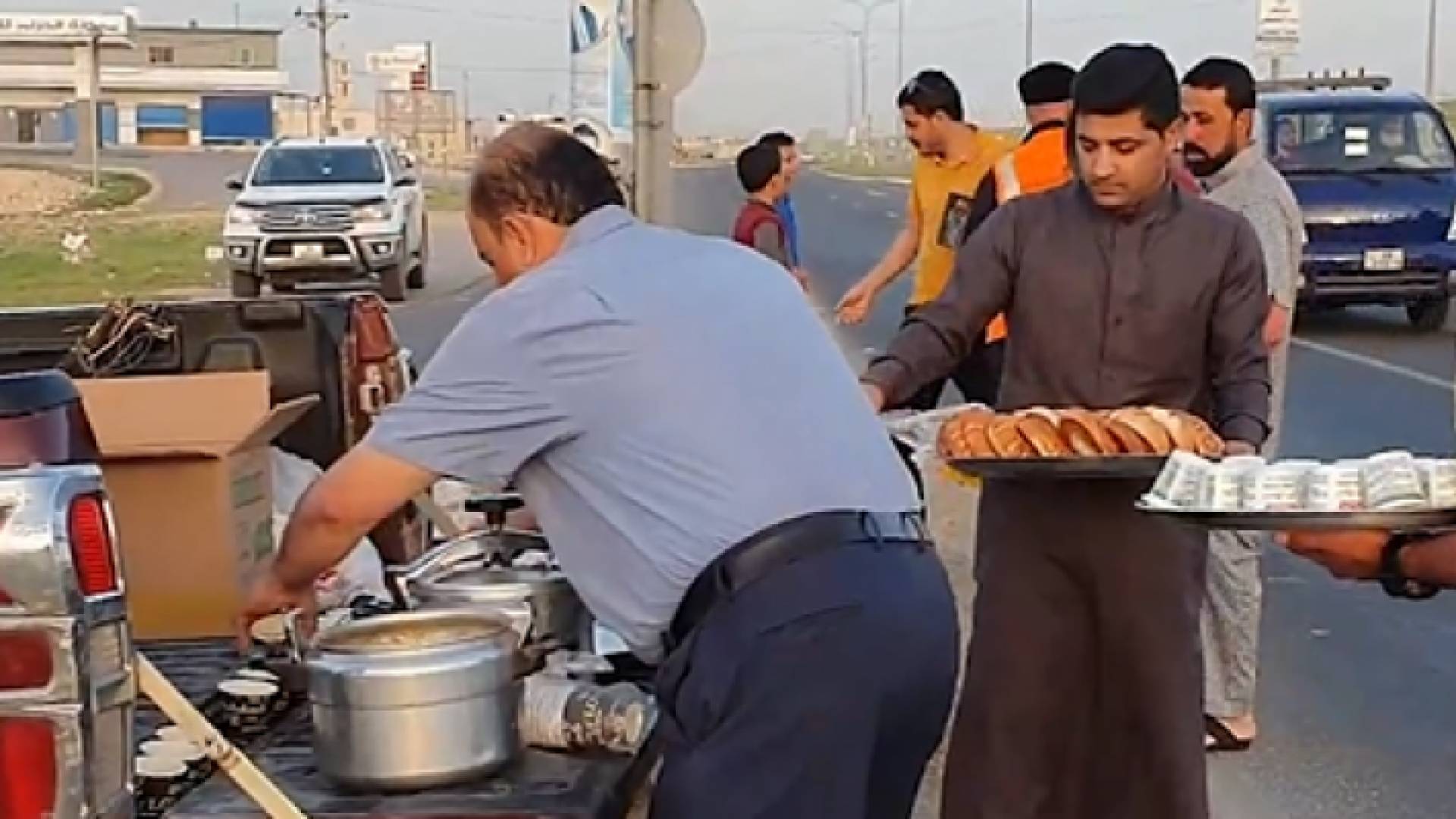سبيل بلدة "الحمرا بني خالد" يقدم الإفطار للعابرين بين المفرق واربد