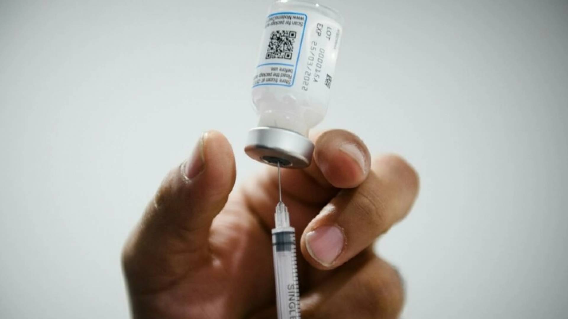 تحضير جرعة من لقاح كورونا - أرشيفية