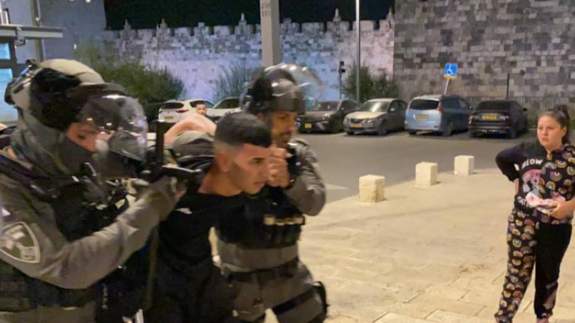 اعتقال 8 مقدسيين وقمع متواصل في باب العامود