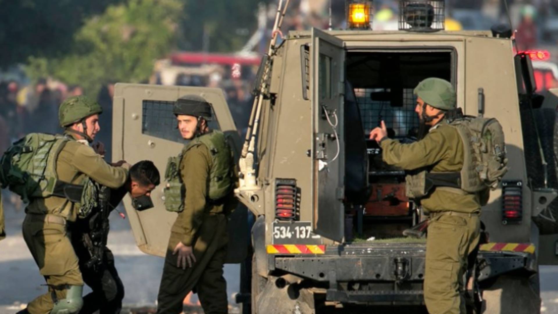 الاحتلال يعتقل فلسطينيا - أرشيفية