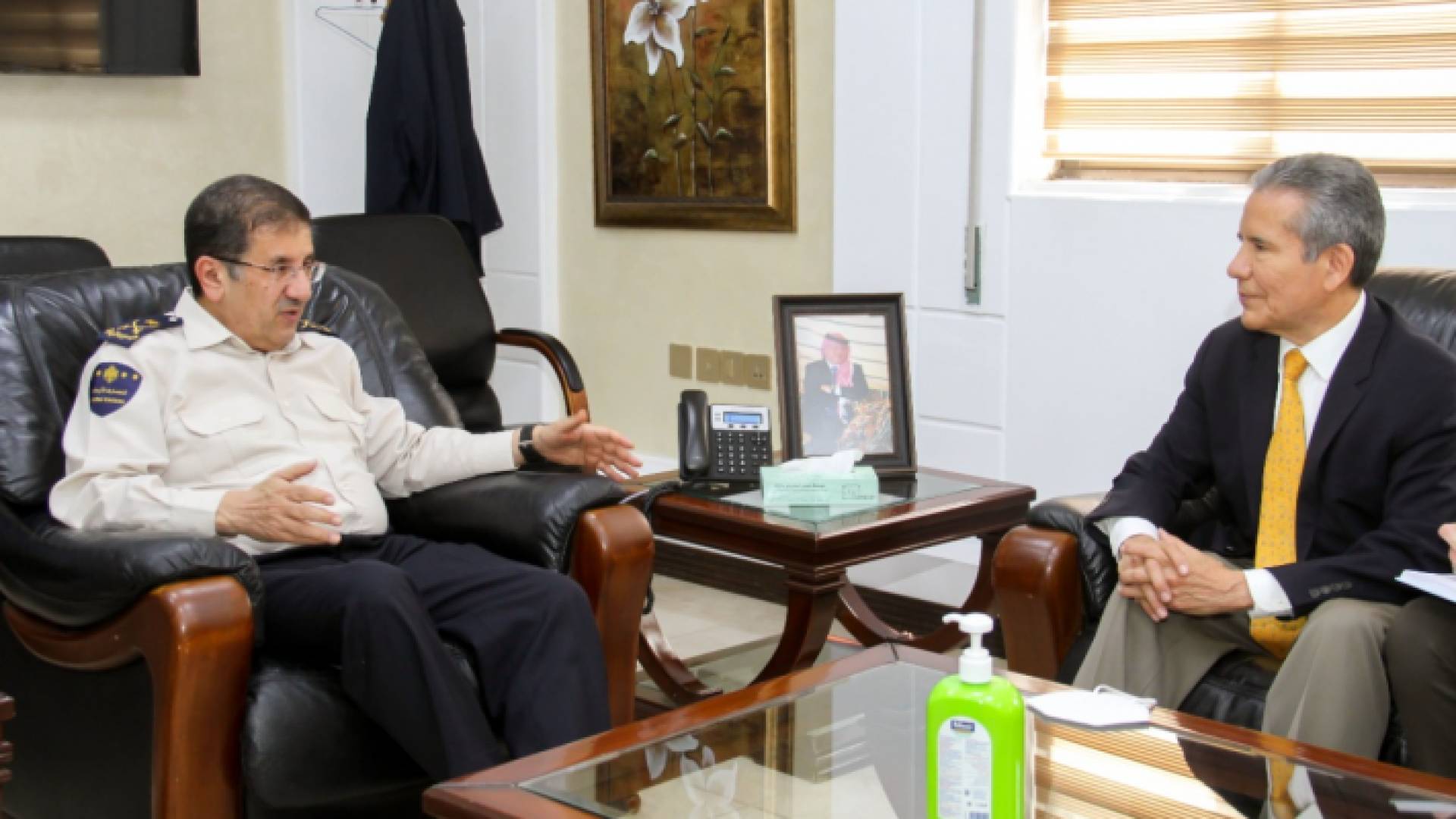 مدير عام دائرة الجمارك الأردنية جلال القضاة (يسار) والسفير المكسيكي لدى الأردن روبيرتو هرنانديز